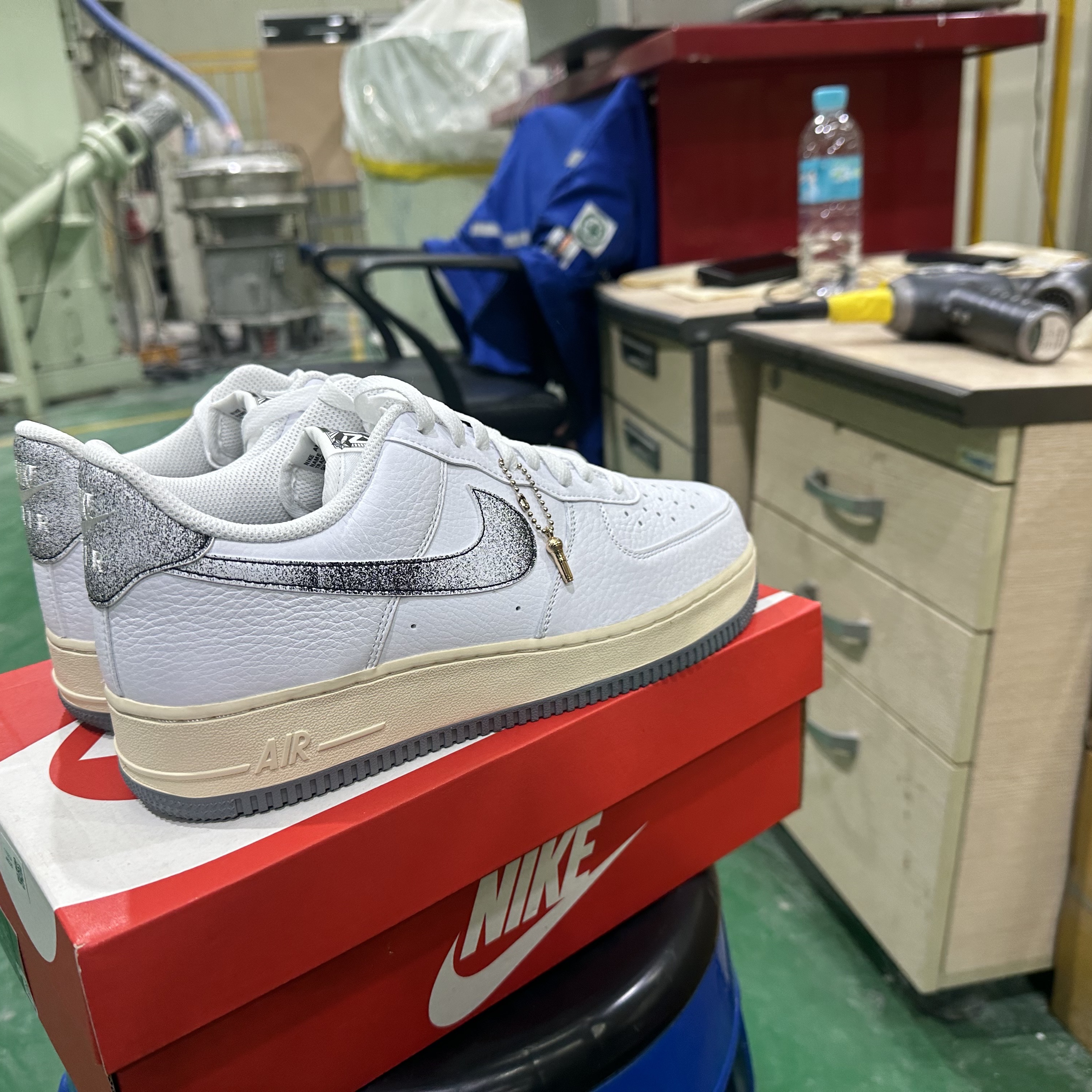 Nike Air Force 1 '07 LX White Smoke Grey 착용 스타일 - 2