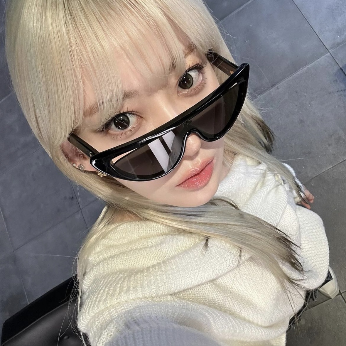 Louis Vuitton LV Split Cat Eye Sunglasses Black 착용 스타일 - 2