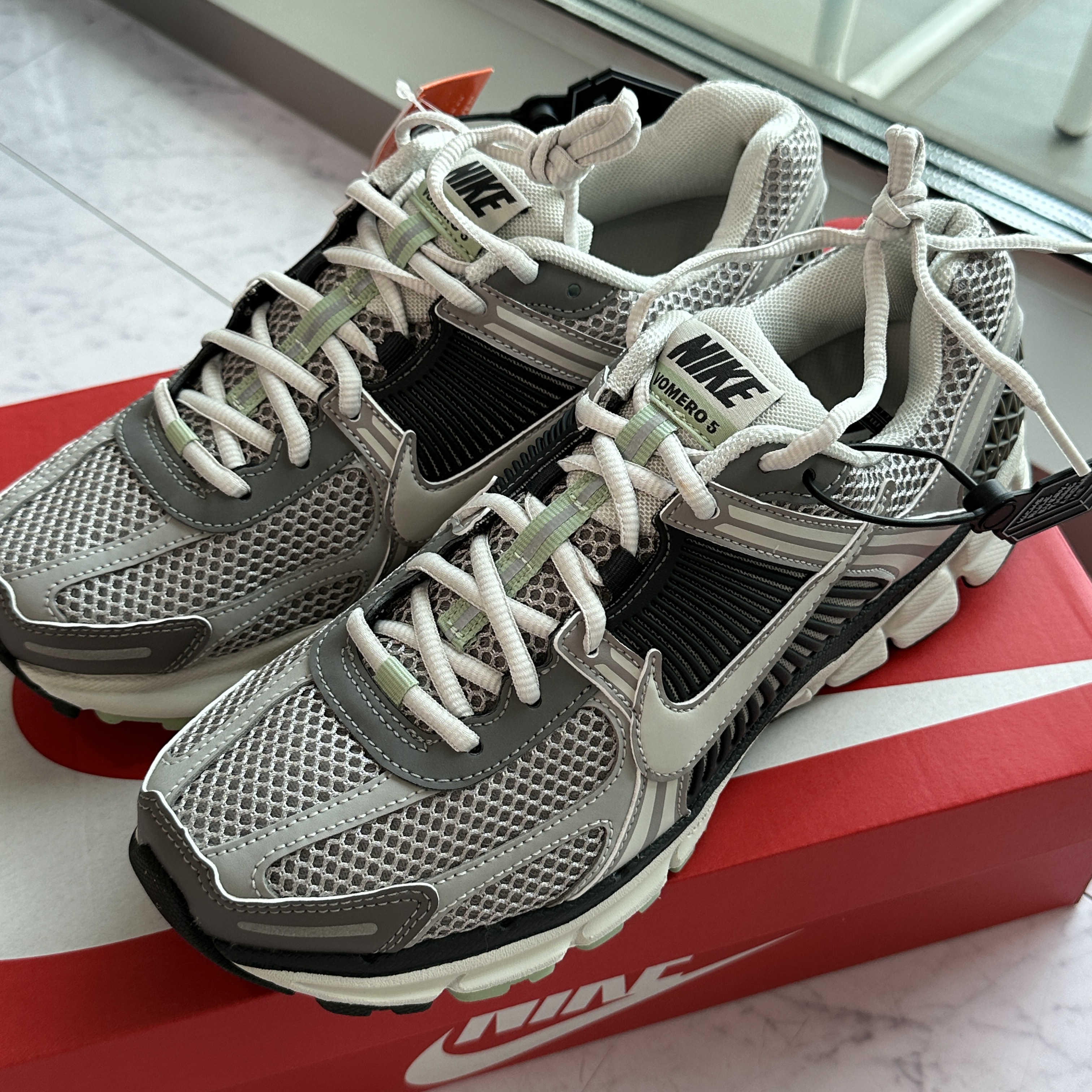 (W) Nike Zoom Vomero 5 Cobblestone and Flat Pewter 착용 스타일 - 2
