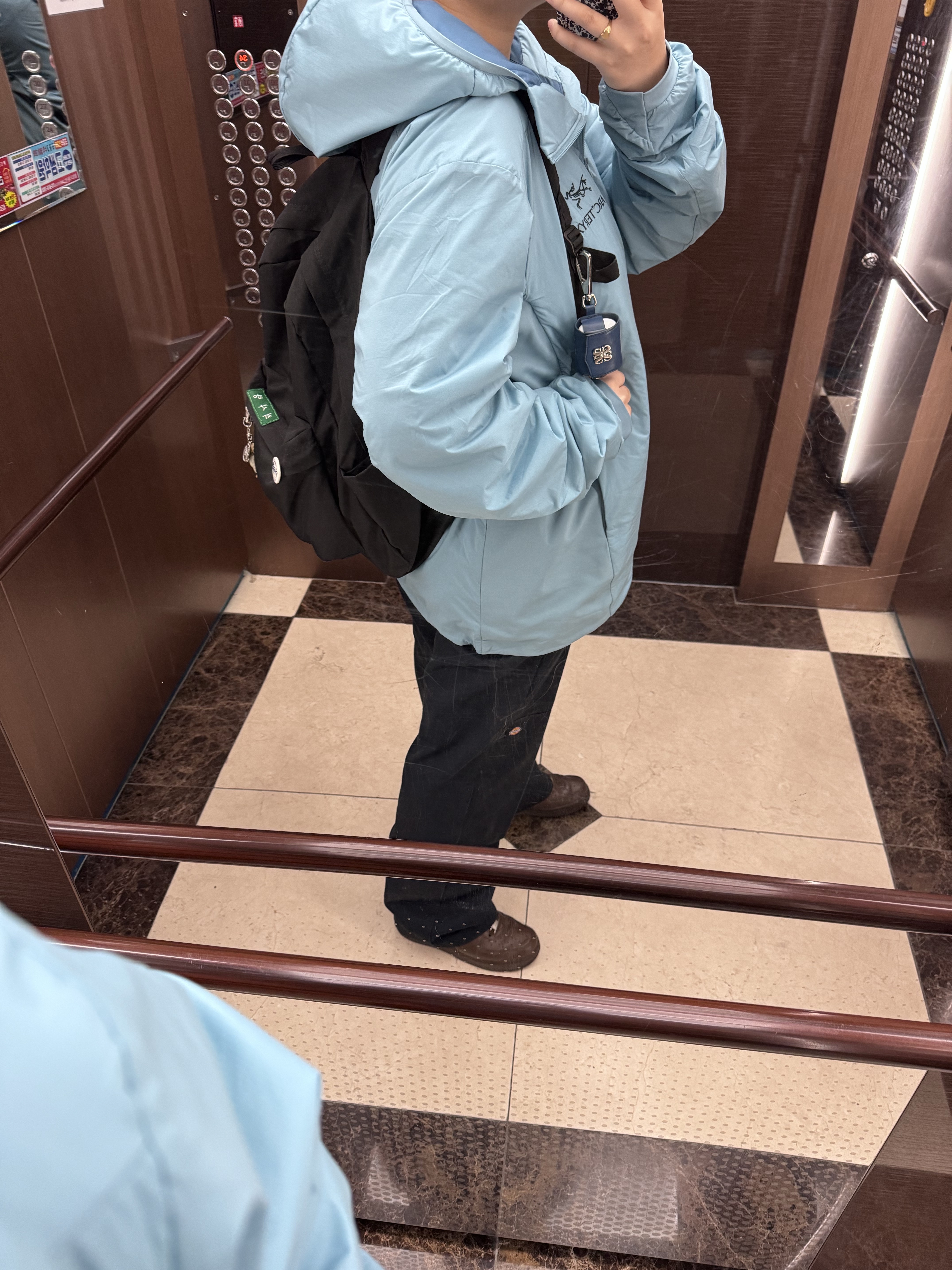 Arc'teryx Atom LT Hoody Solace, Dickies Loose Fit Double Knee Work Pants Dark Navy 착용 스타일 - 2