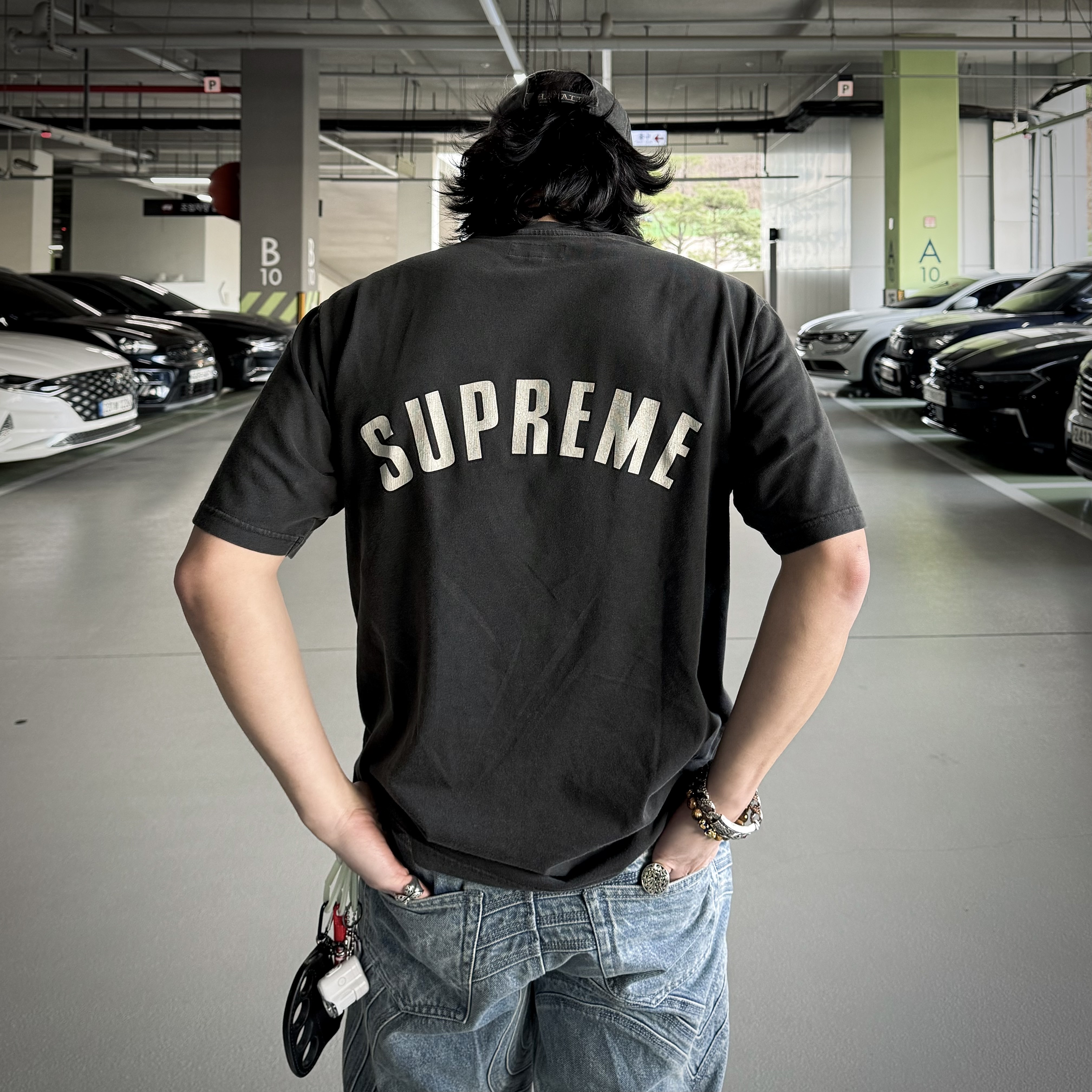 Supreme B.C. S/S T-Shirt Black - 22FW, Supreme Cracked Arc S/S Top Black - 24SS 착용 스타일 - 5