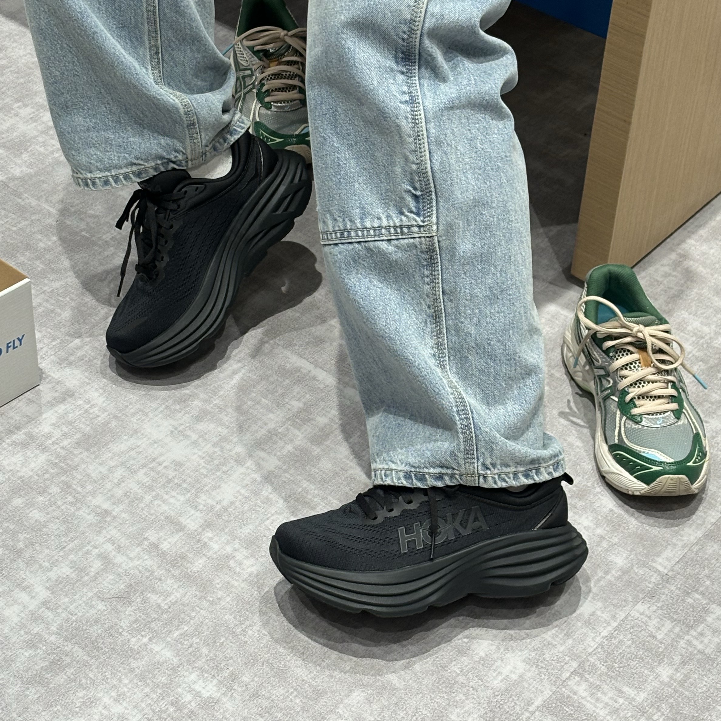 (W) Hoka Bondi 8 Black - Wide 착용 스타일 - 1