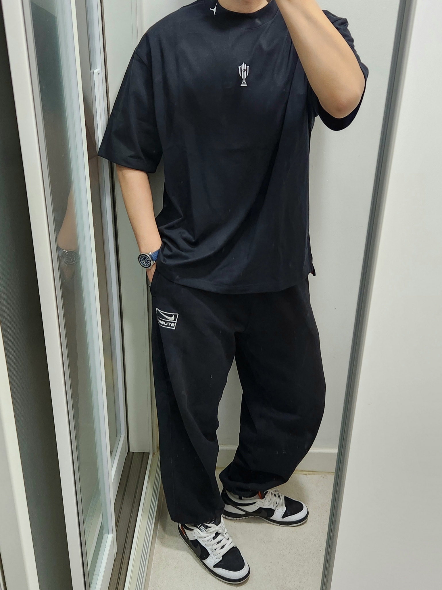 Jordan x Trophy Room Short Sleeve Top Black (FQ3844-010), Nike x Stussy NRG Washed Fleece Pants Black (DO5296-010) 착용 스타일 - 1