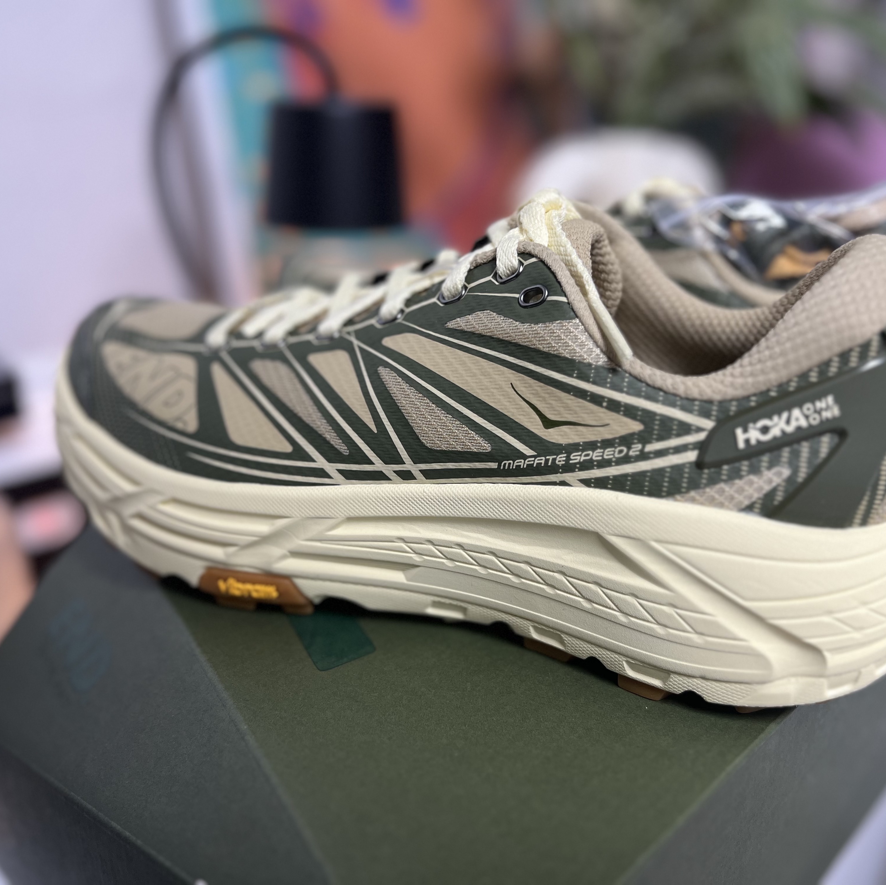 Hoka x END. Mafate Speed 2 Taupe Chive 착용 스타일 - 2