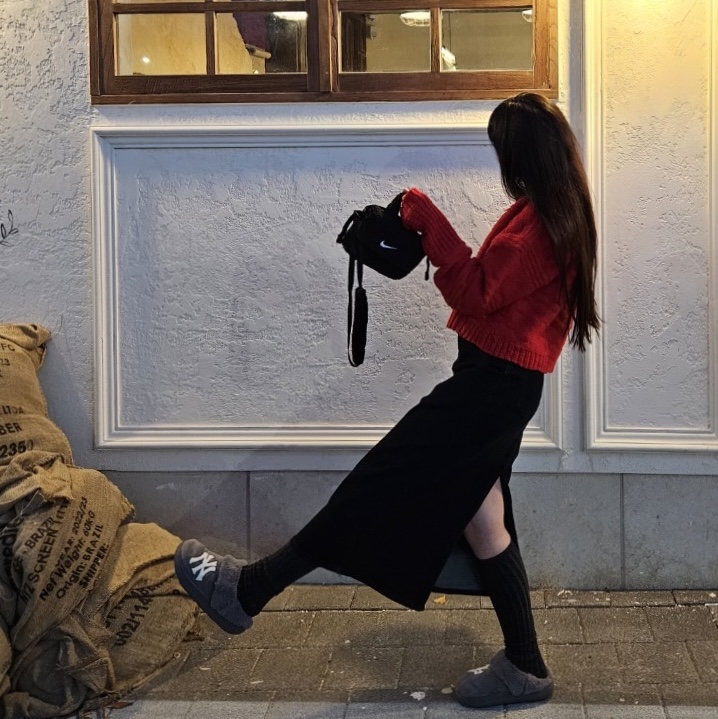 (Kids) Nike NSW Faux Fur Crossbody Bag Black 착용 스타일 - 1