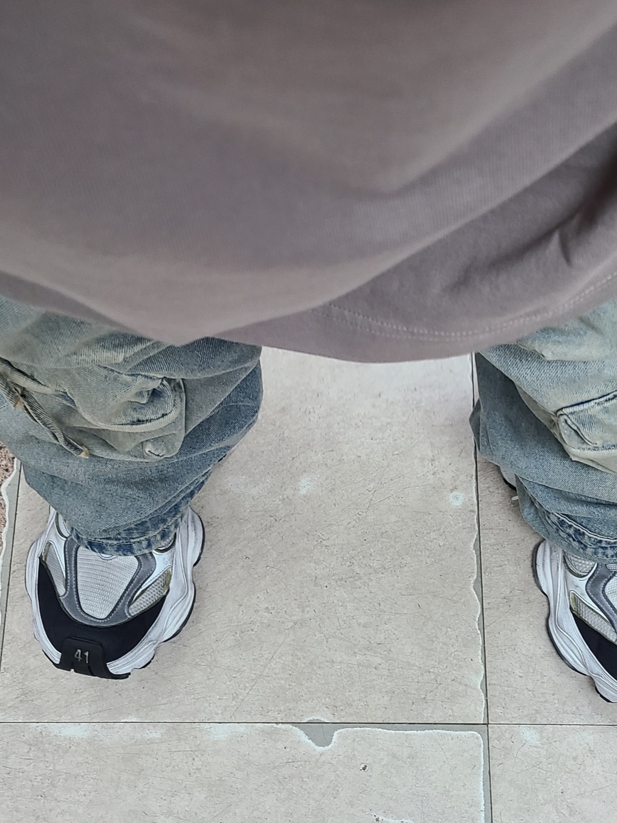 Yeezy Gap Engineered By Balenciaga Dove 3/4 Sleeve T-Shirt Beige 착용 스타일 - 3