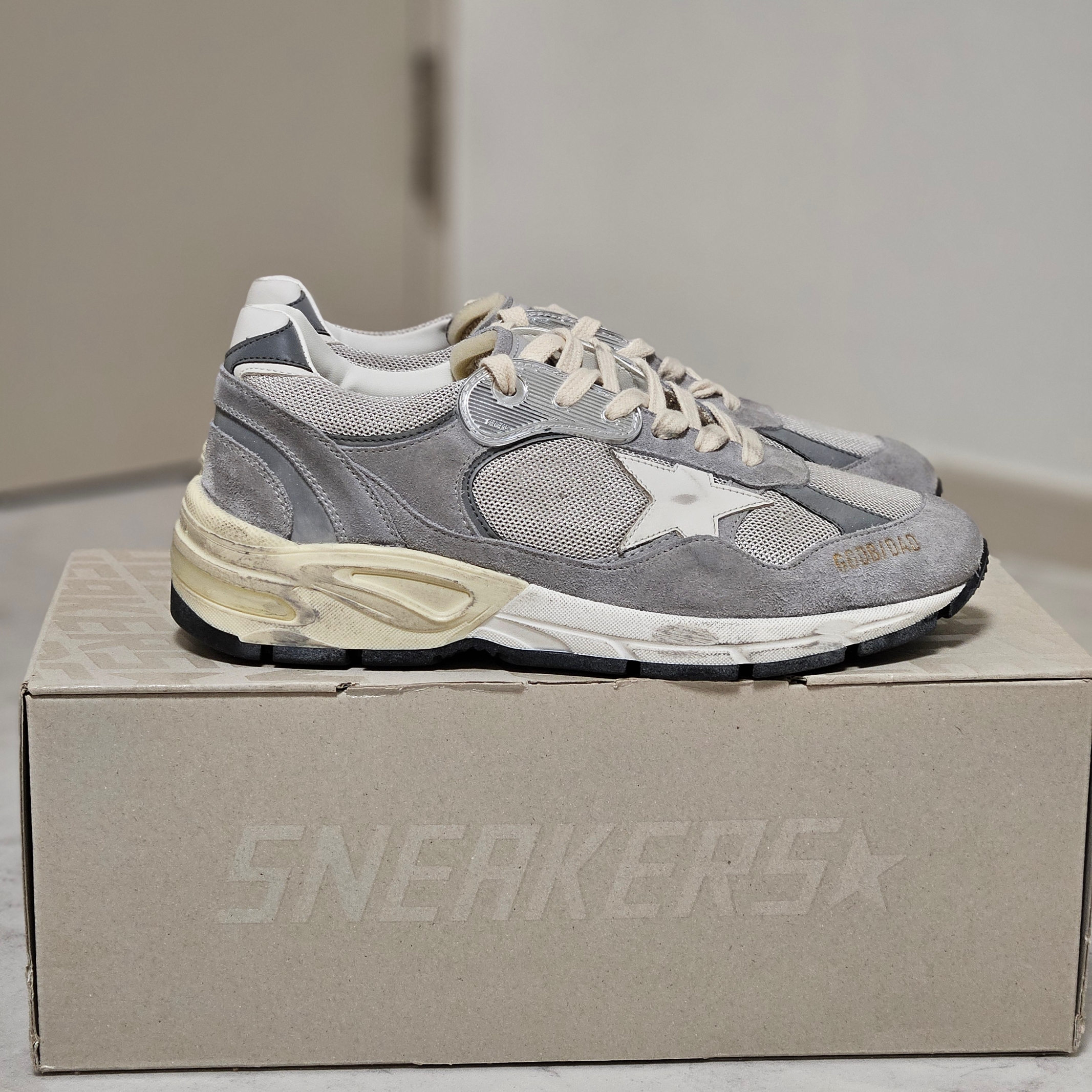 Golden Goose Dad-Star Sneakers Gray Silver White 착용 스타일 - 2
