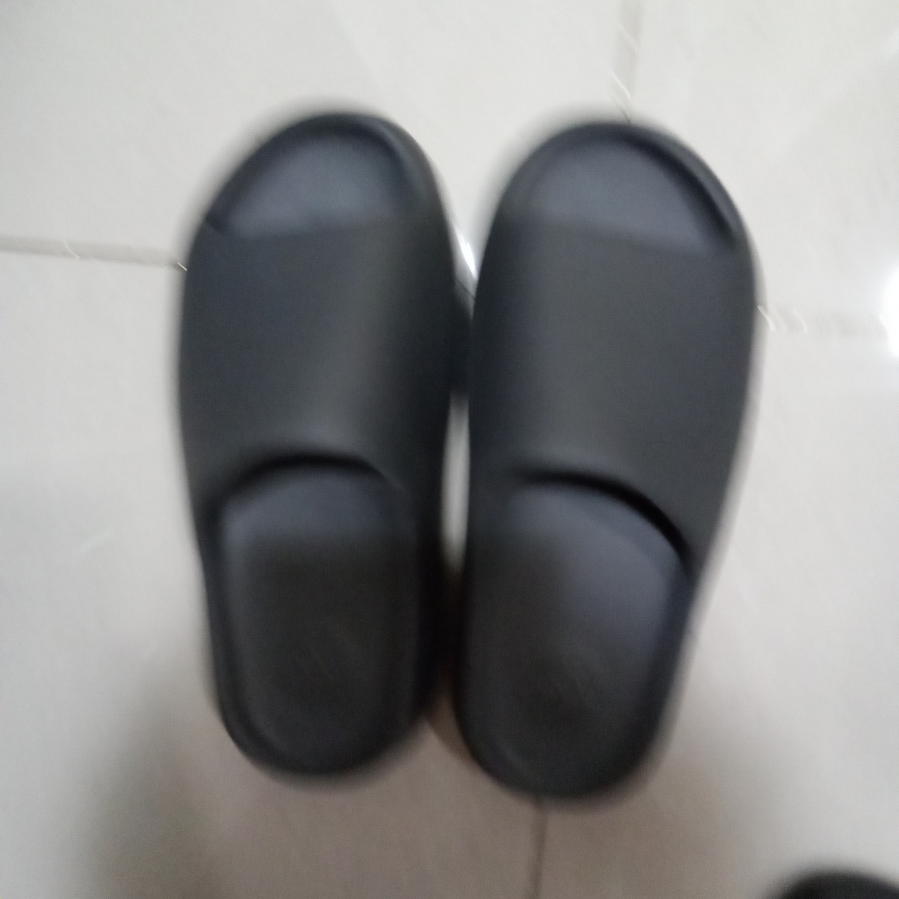 Adidas Yeezy Slide Onyx 착용 스타일