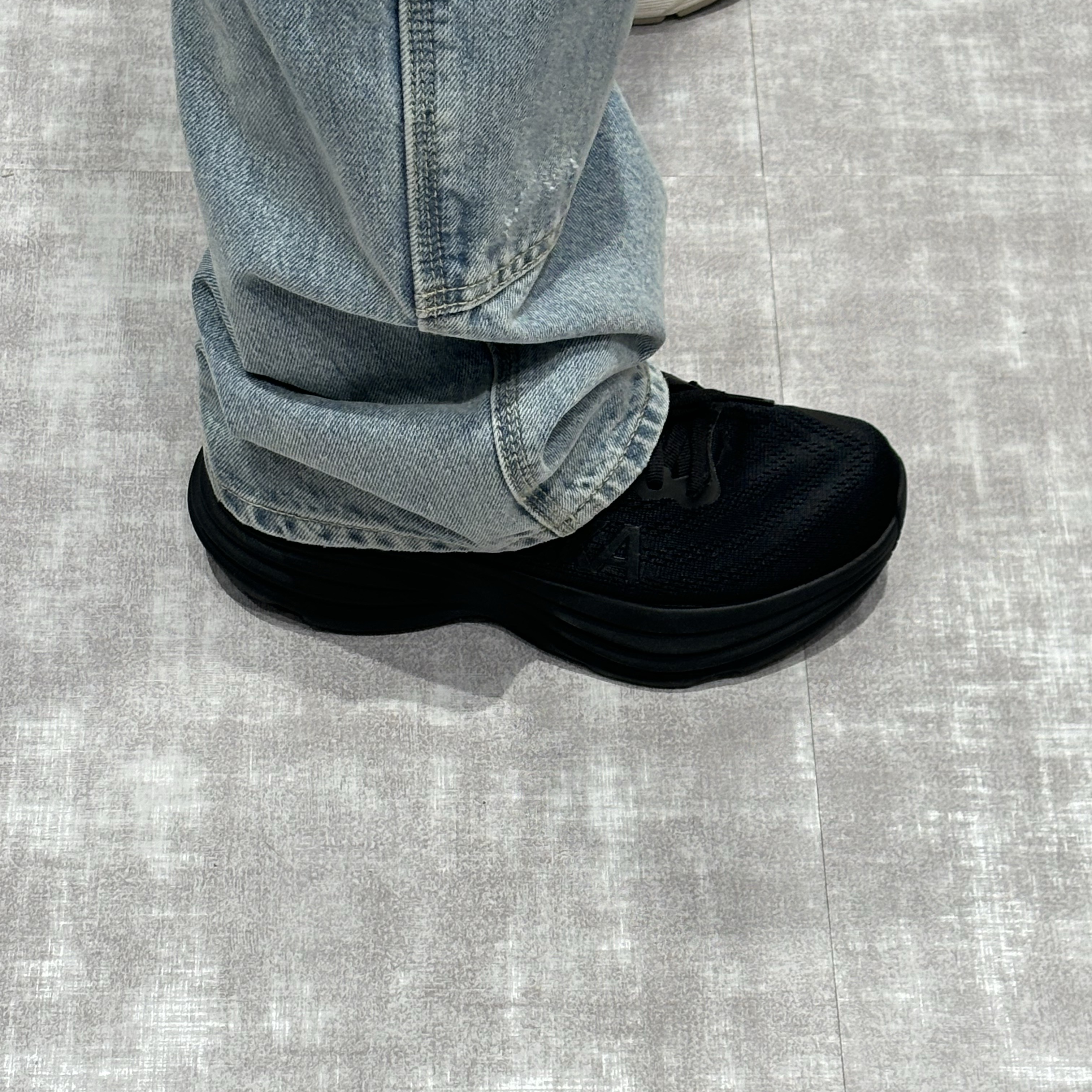 (W) Hoka Bondi 8 Black - Wide 착용 스타일 - 2