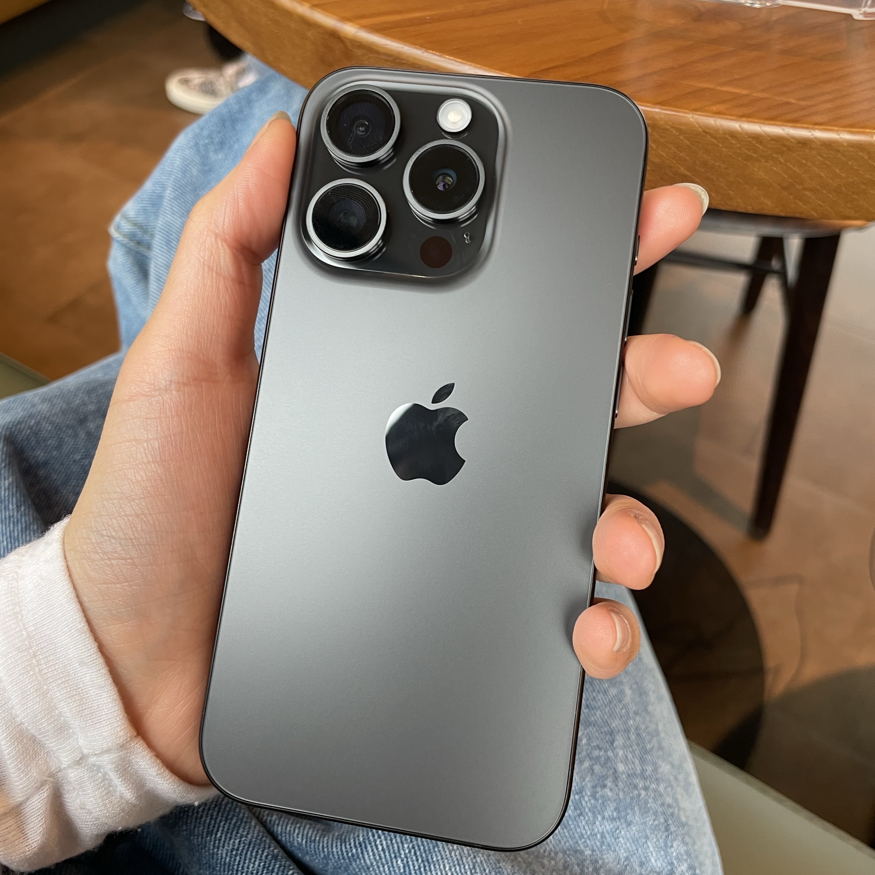 Apple iPhone 15 Pro 128GB Black Titanium (Korean Ver.) 착용 스타일