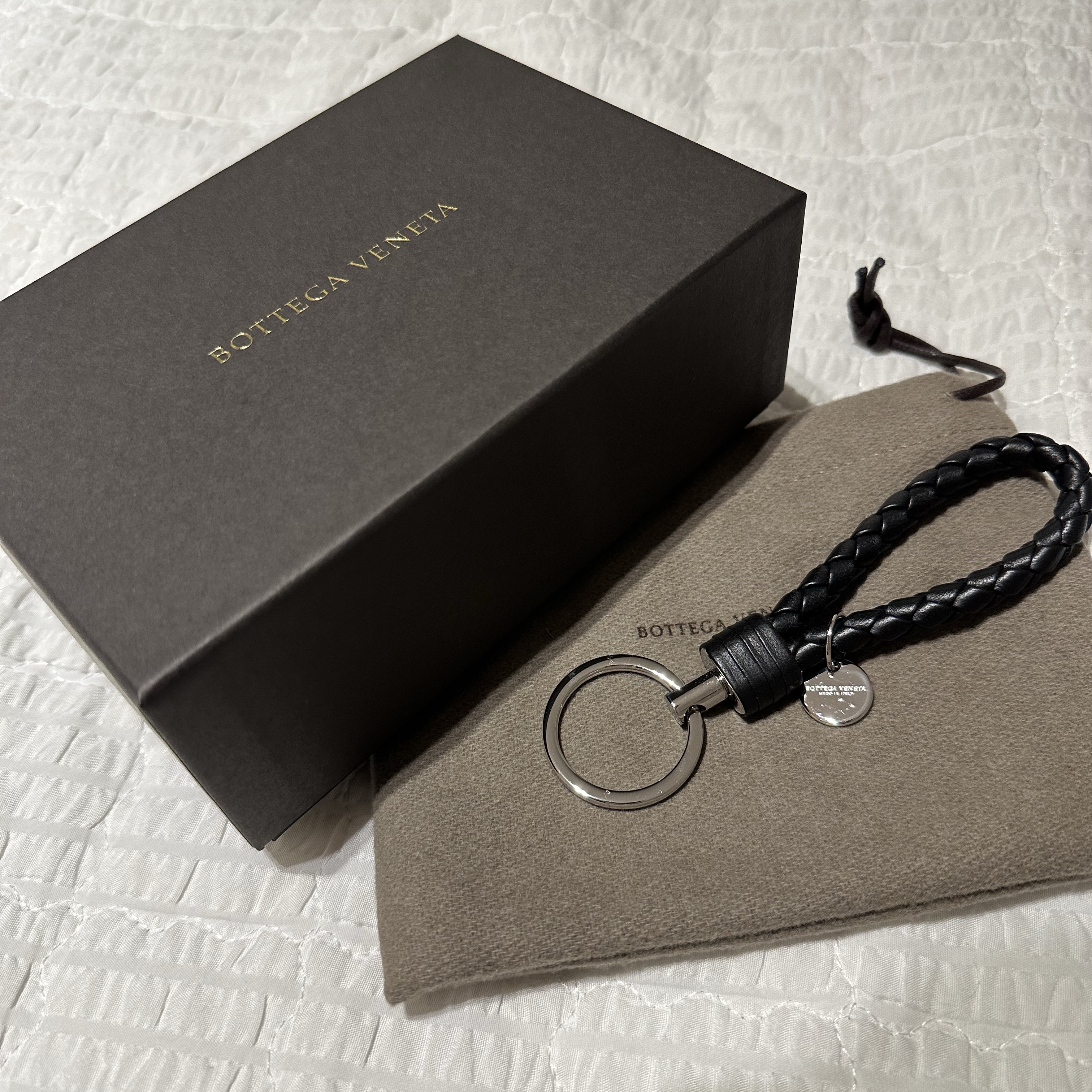 Bottega Veneta Logo Tag Keyring Black 착용 스타일