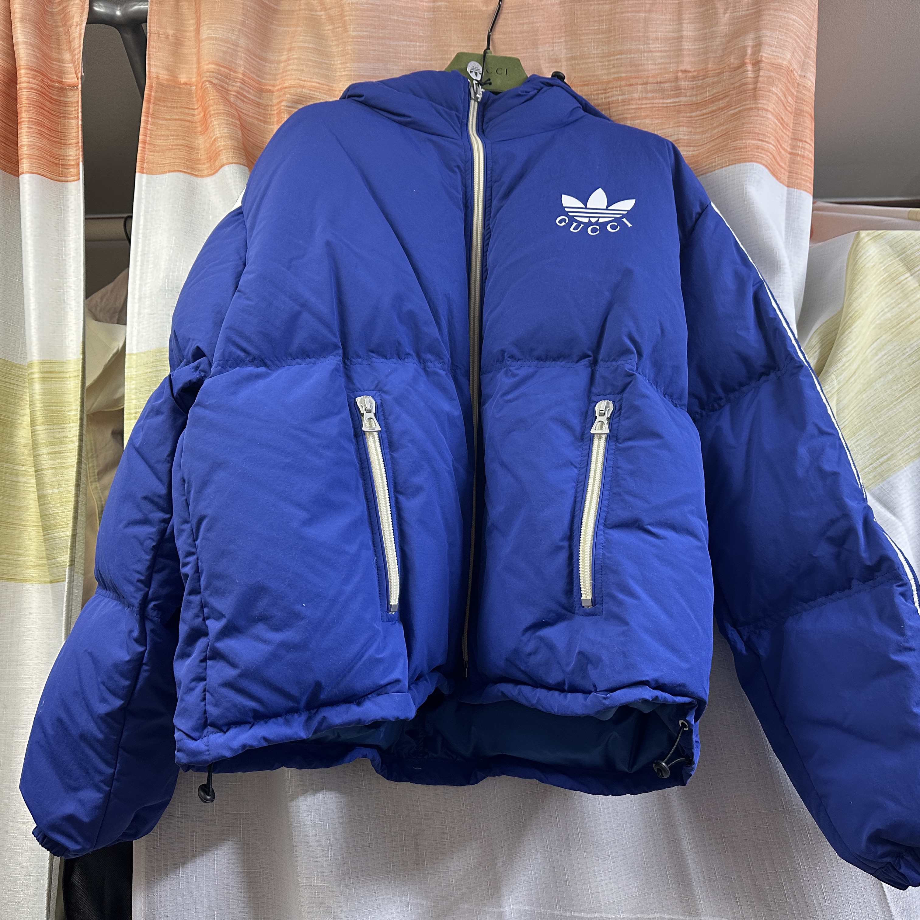 Gucci x Adidas Nylon Down Jacket Blue 착용 스타일 - 1