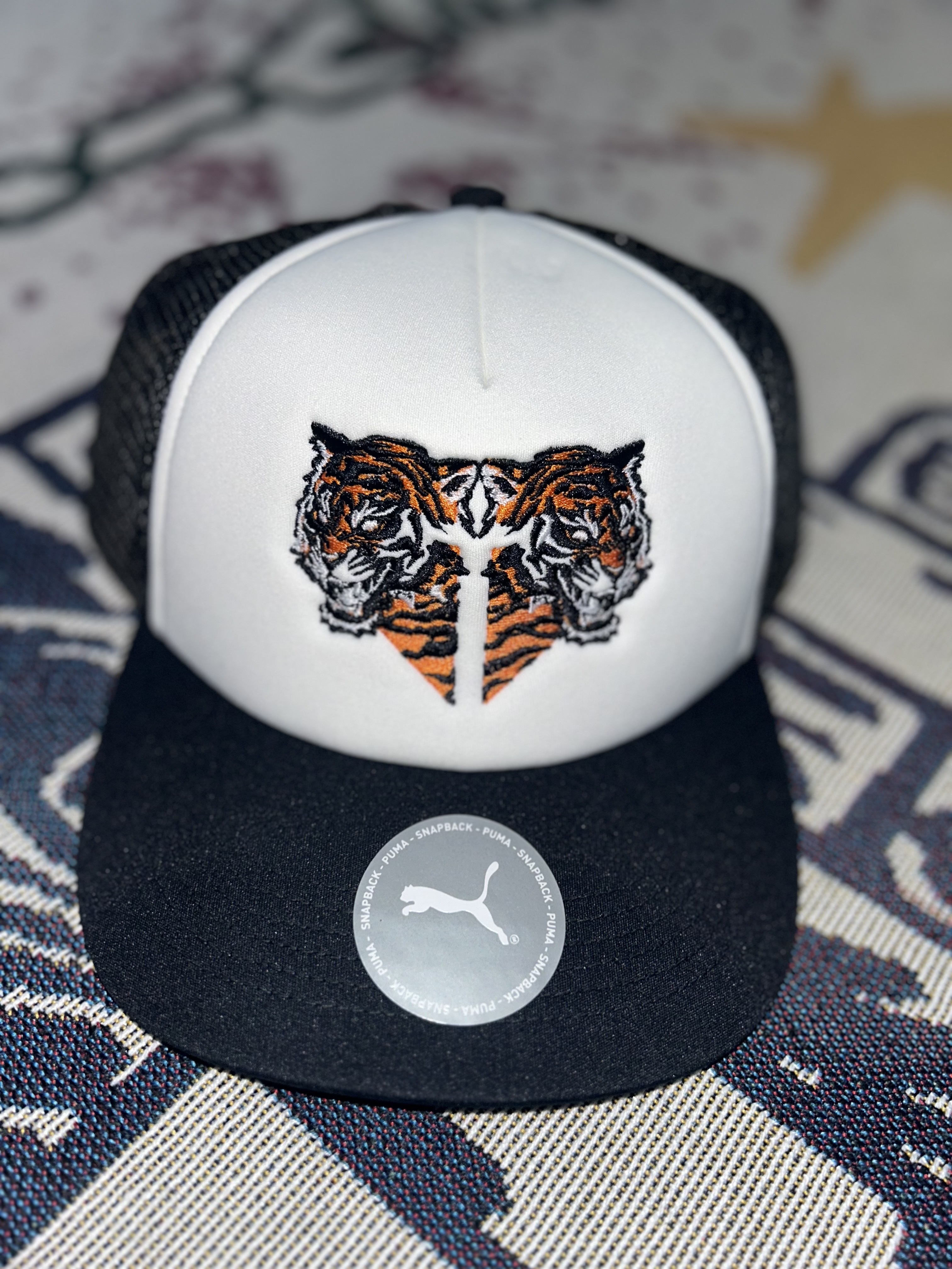 Gen.G Esports Logo Trucker Cap Warm White 착용 스타일 - 1