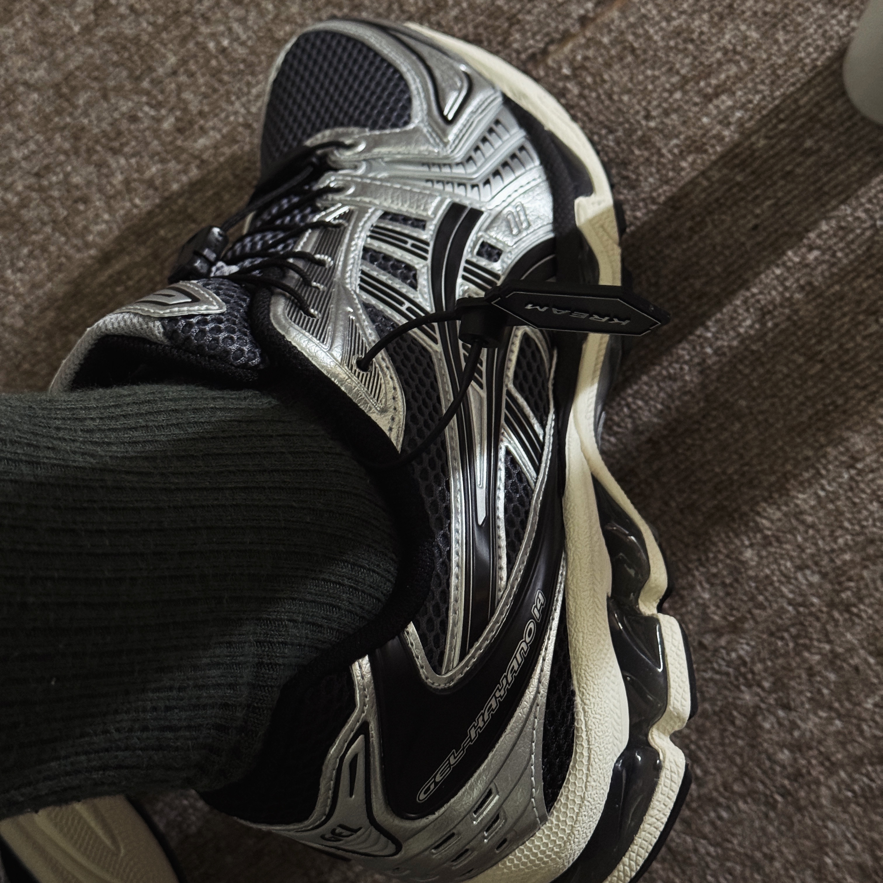 Asics Unlimited Gel-Kayano 14 Carrier Grey Black 착용 스타일