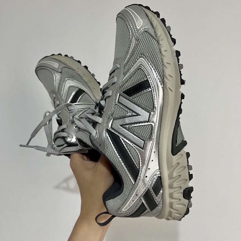 New Balance 410v5 Silver - 2E Wide 착용 스타일