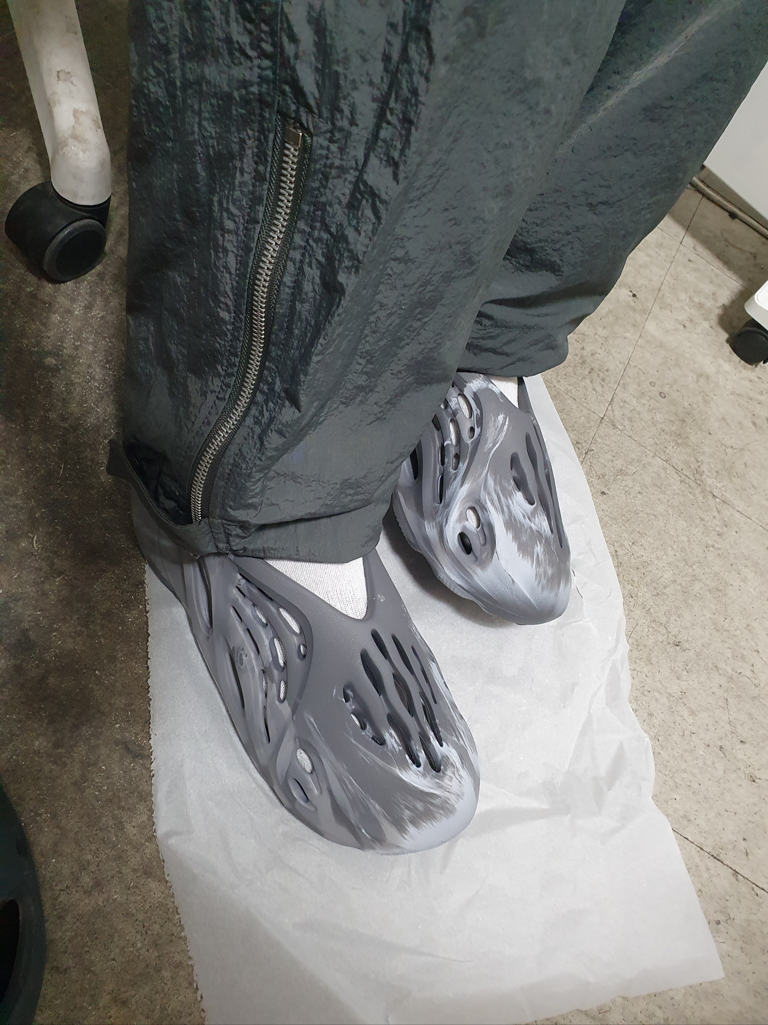 Adidas Yeezy Foam RNNR MX Granite 착용 스타일