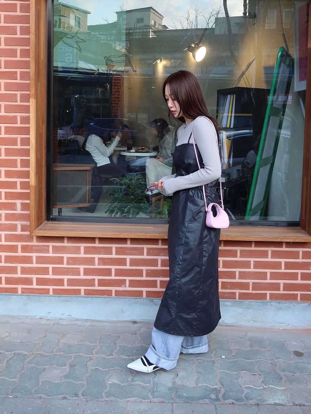 STUDIOTABLE Crepe Mini Bag Pink, STUDIOTABLE Crepe Mini Bag Silver 착용 스타일