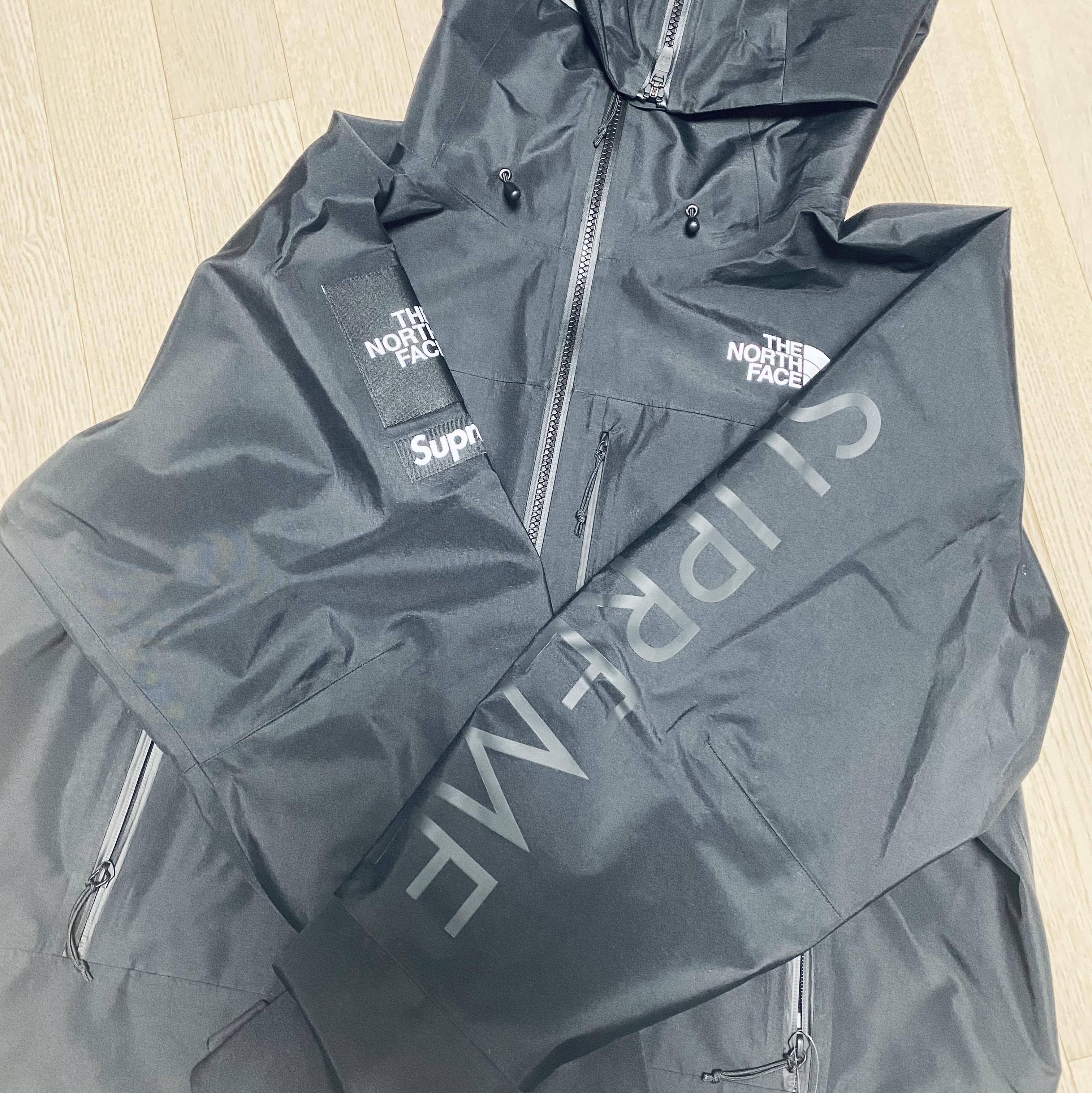 Supreme x The North Face Split Taped Seam Shell Jacket Black - 24SS, Supreme x The North Face Studded Mountain Light Jacket Black - 21SS 착용 스타일 - 1
