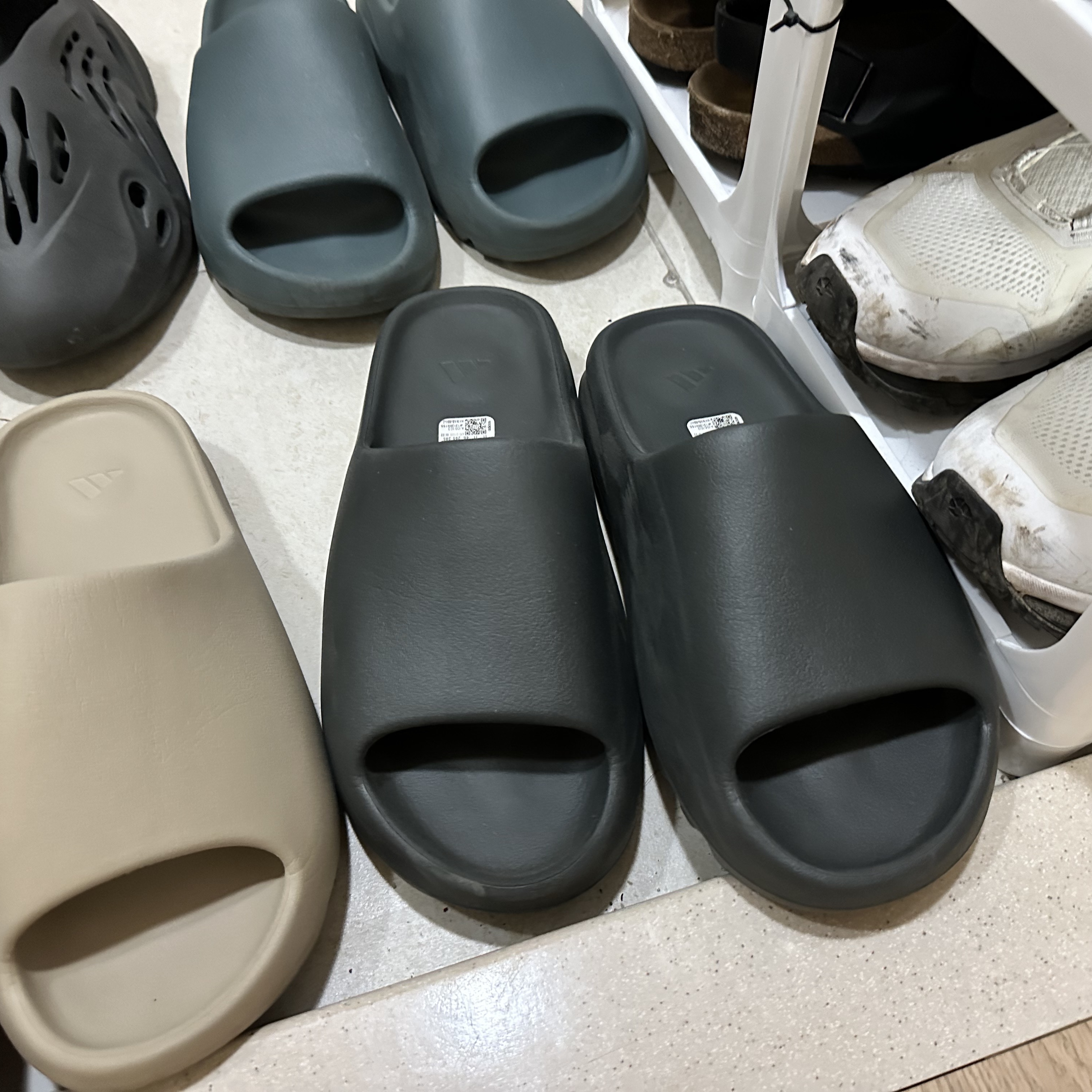 Adidas Yeezy Slide Dark Onyx 2024, Adidas Yeezy Slide Pure - Re-Release Ver. 착용 스타일 - 3
