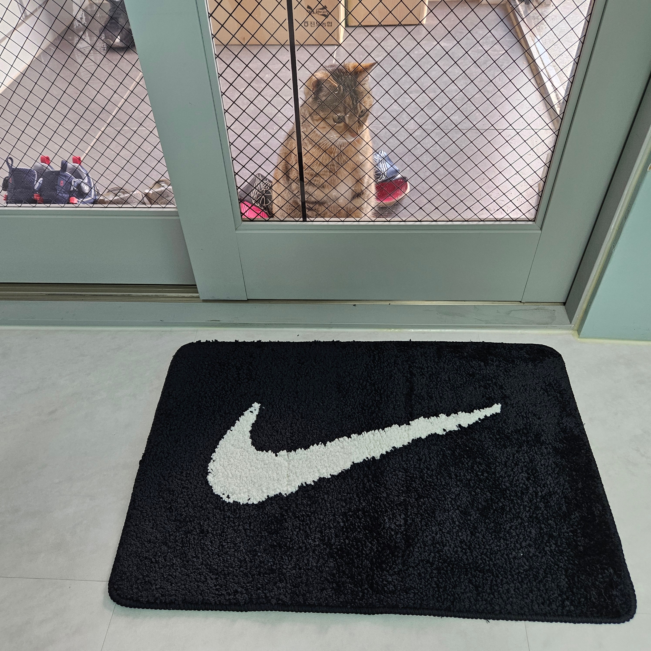 Nike Swoosh Rug Black White 착용 스타일 - 1