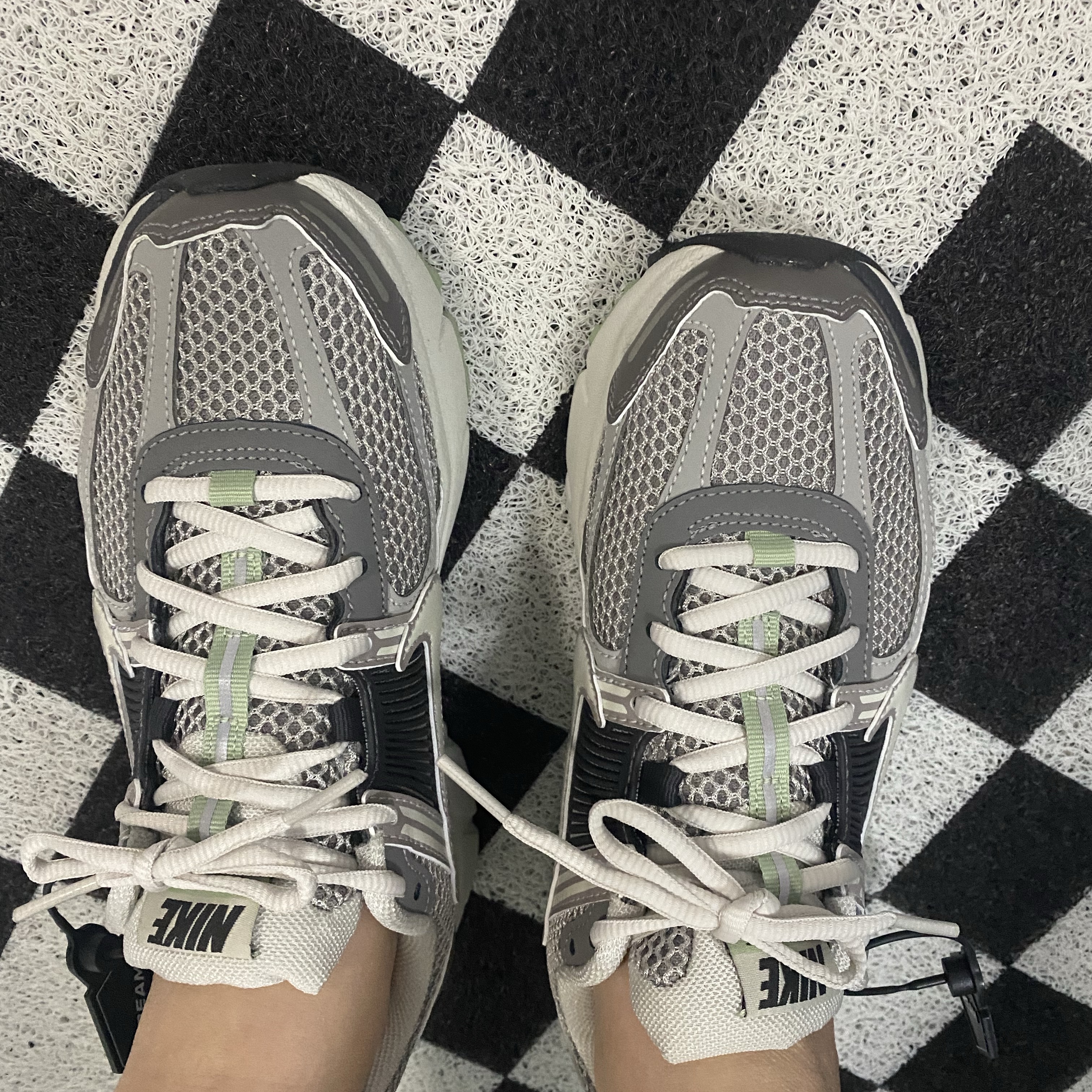 (W) Nike Zoom Vomero 5 Cobblestone and Flat Pewter 착용 스타일