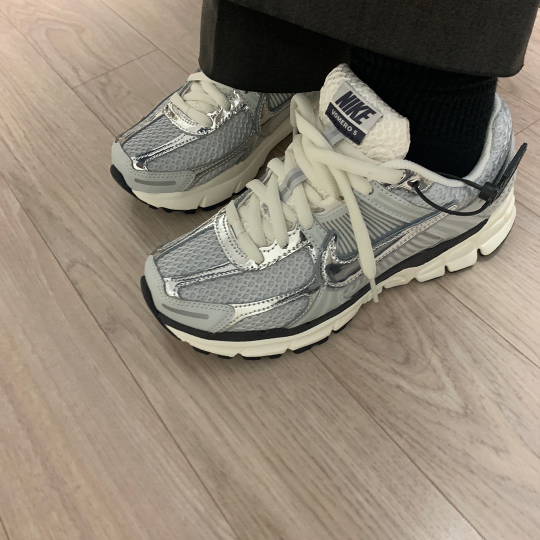 (W) Nike Zoom Vomero 5 Photon Dust and Metallic Silver 착용 스타일