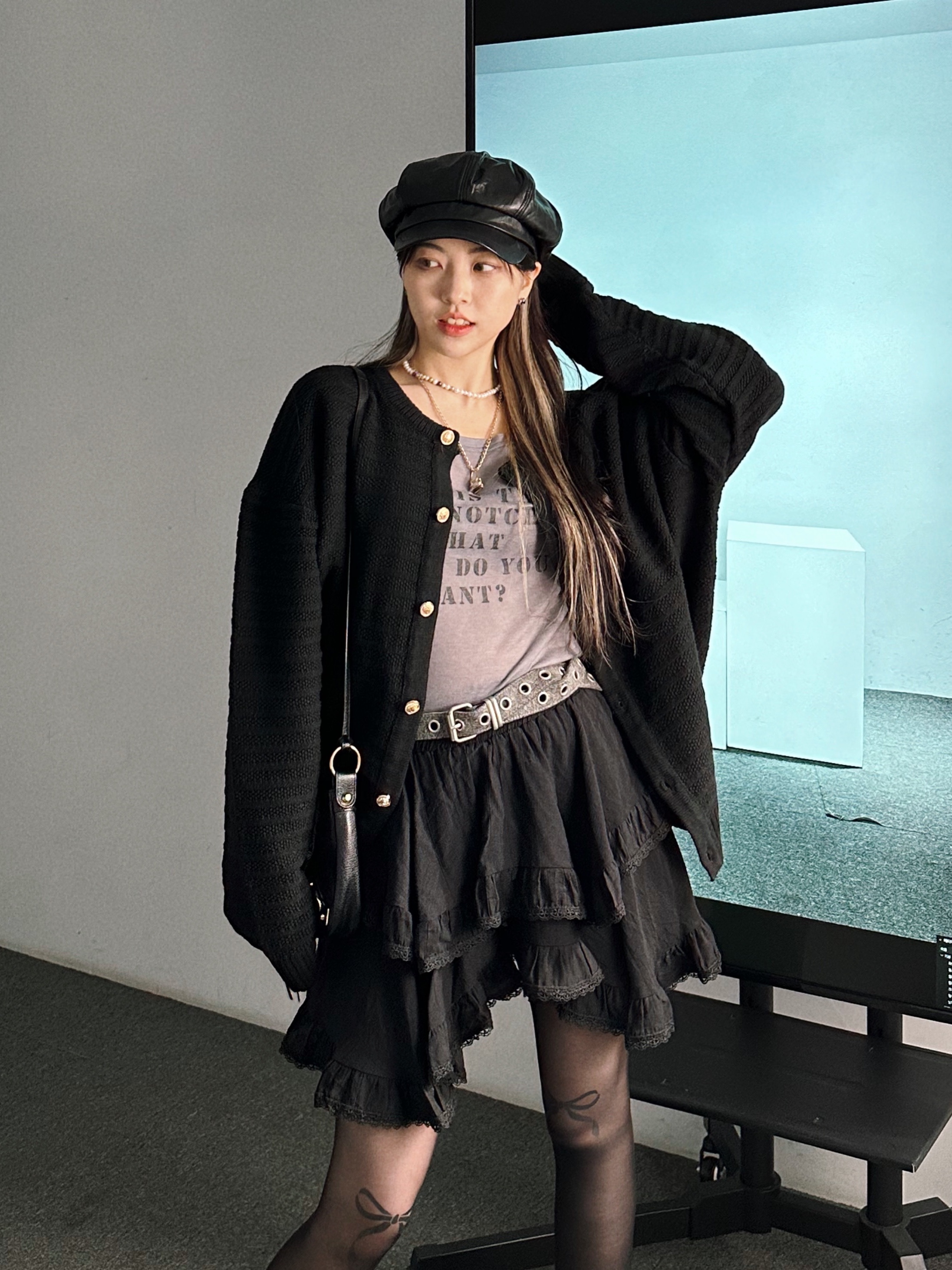 Balenciaga Neo Cagole Small Tote Bag Black, Jacquemus Le Collier Chiquito Charm Chain Necklace Light Gold 착용 스타일 - 1