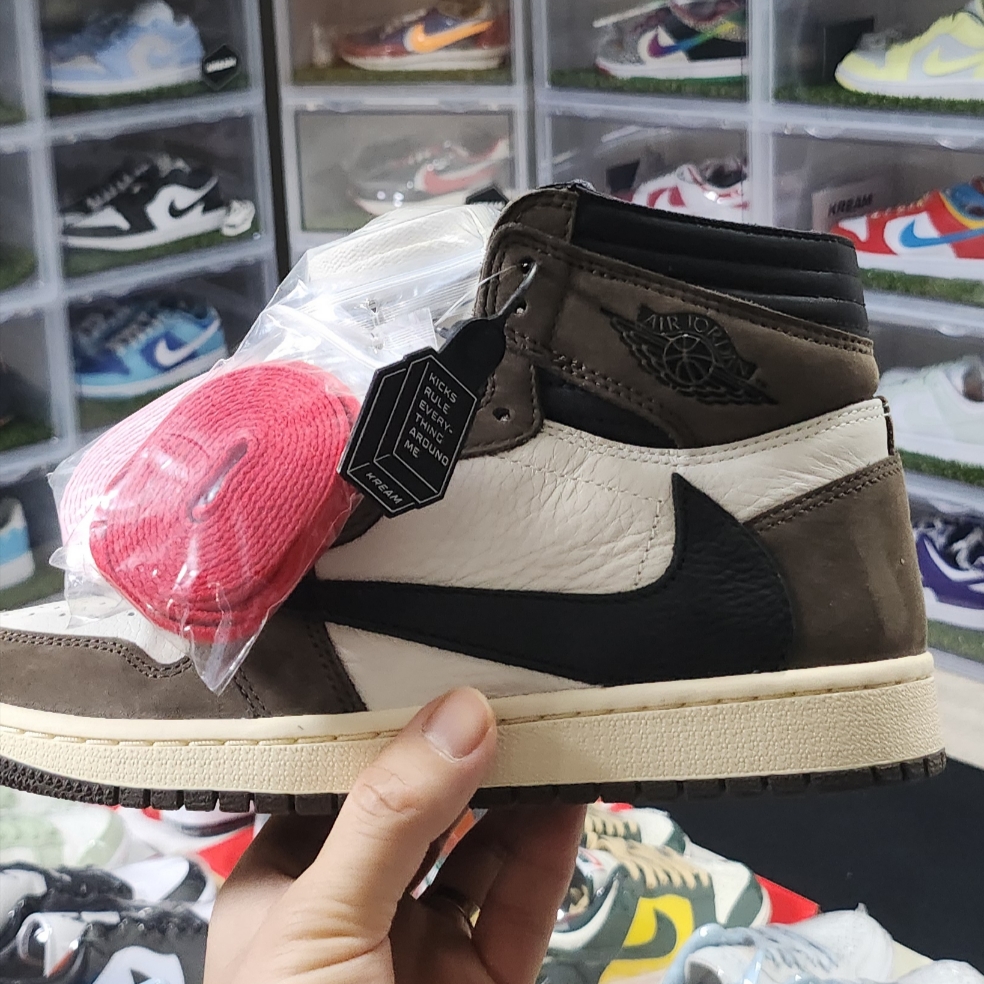 Jordan 1 x Travis Scott Retro High OG SP Mocha, Nike x Rayssa Leal SB Dunk Low PRM Pure Platinum Vivid Purple 착용 스타일 - 1