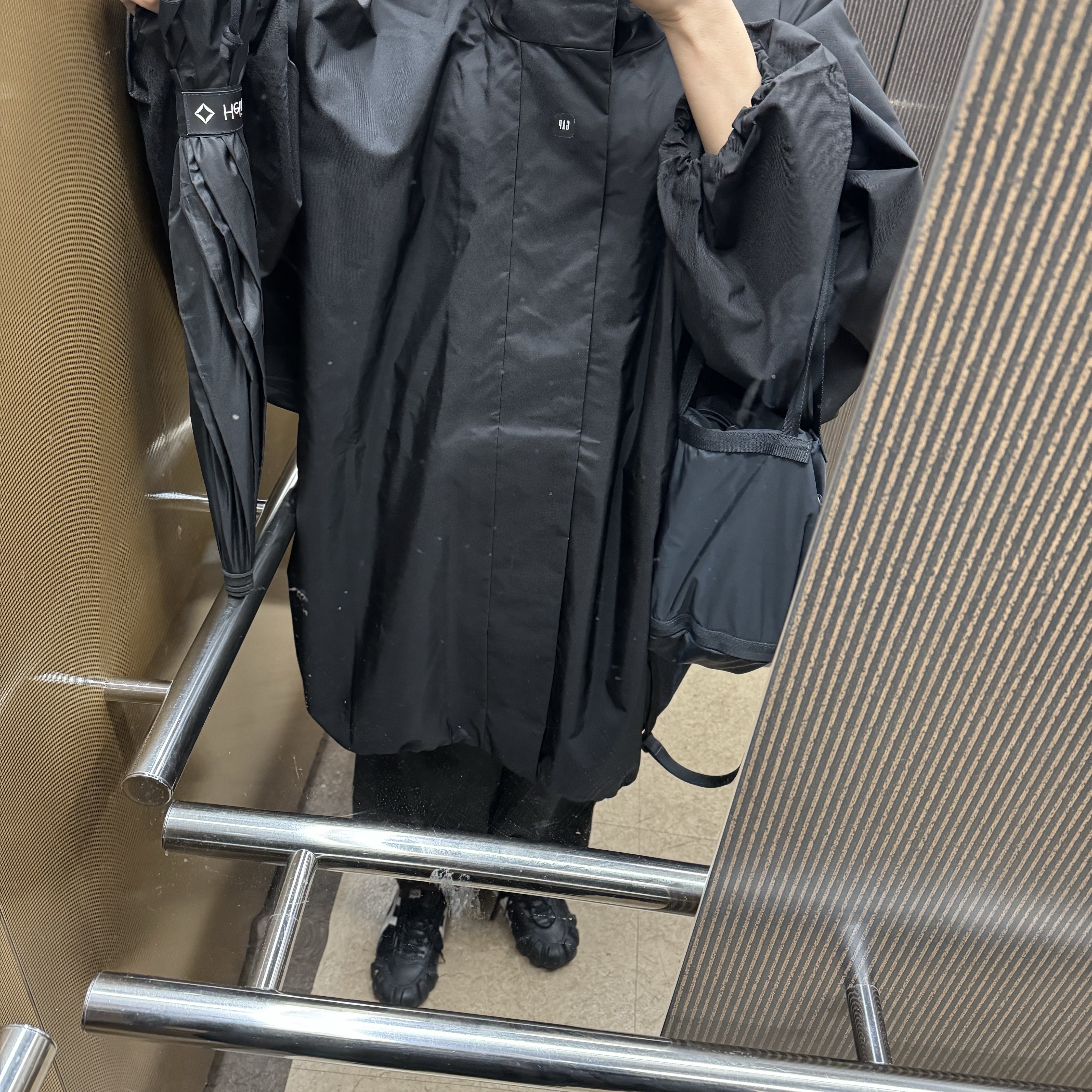 Yeezy Gap Engineered By Balenciaga T-Cut Parka Black 착용 스타일 - 2