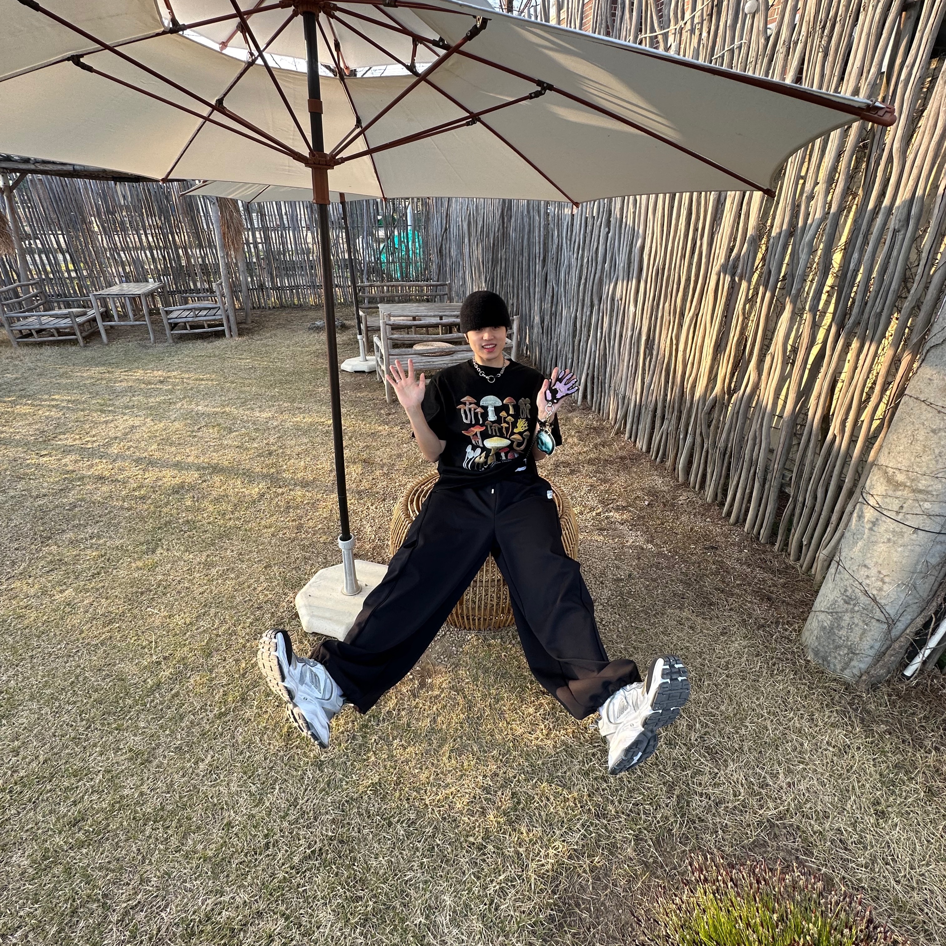 Balenciaga Cargo Sneakers White Grey, Our Legacy Ladon Brass Keychain Matte Nickel 착용 스타일 - 4