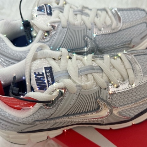 (W) Nike Zoom Vomero 5 Photon Dust and Metallic Silver 착용 스타일