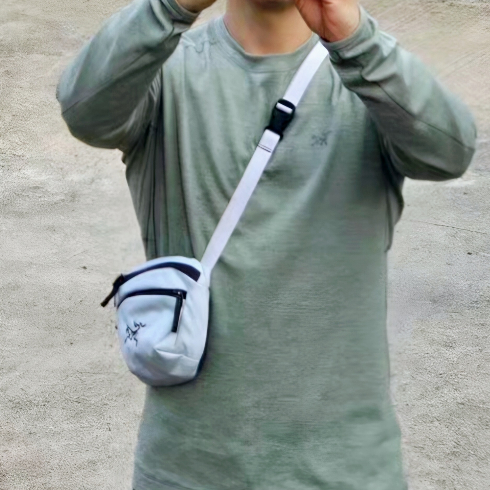 Arc'teryx Mantis 1 Waistpack Solitude Graphite 착용 스타일