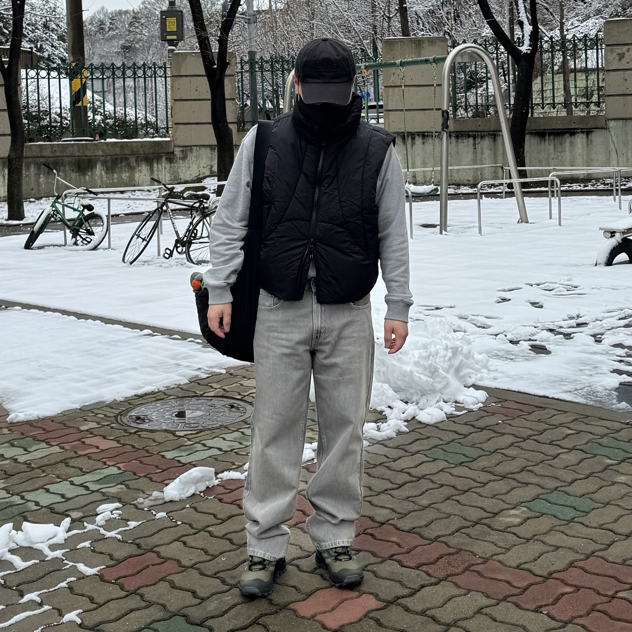 COS Smocked Crossbody Bag Black 착용 스타일