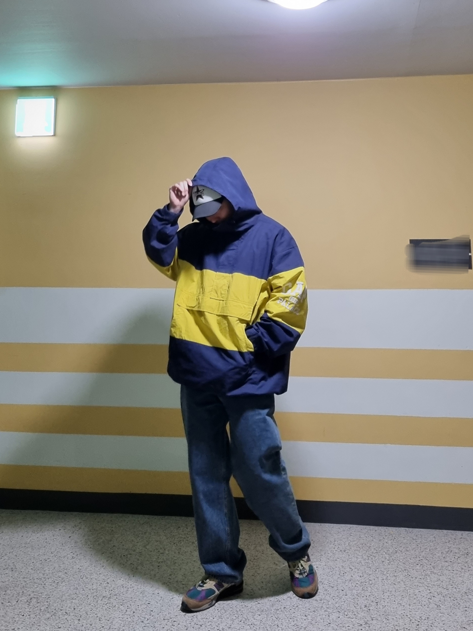 Palace x Gap Windbreaker Blue Yellow - 24SS, Palace x CK1 Baggy Jean Tinted Sandstone Indigo - 22SS 착용 스타일