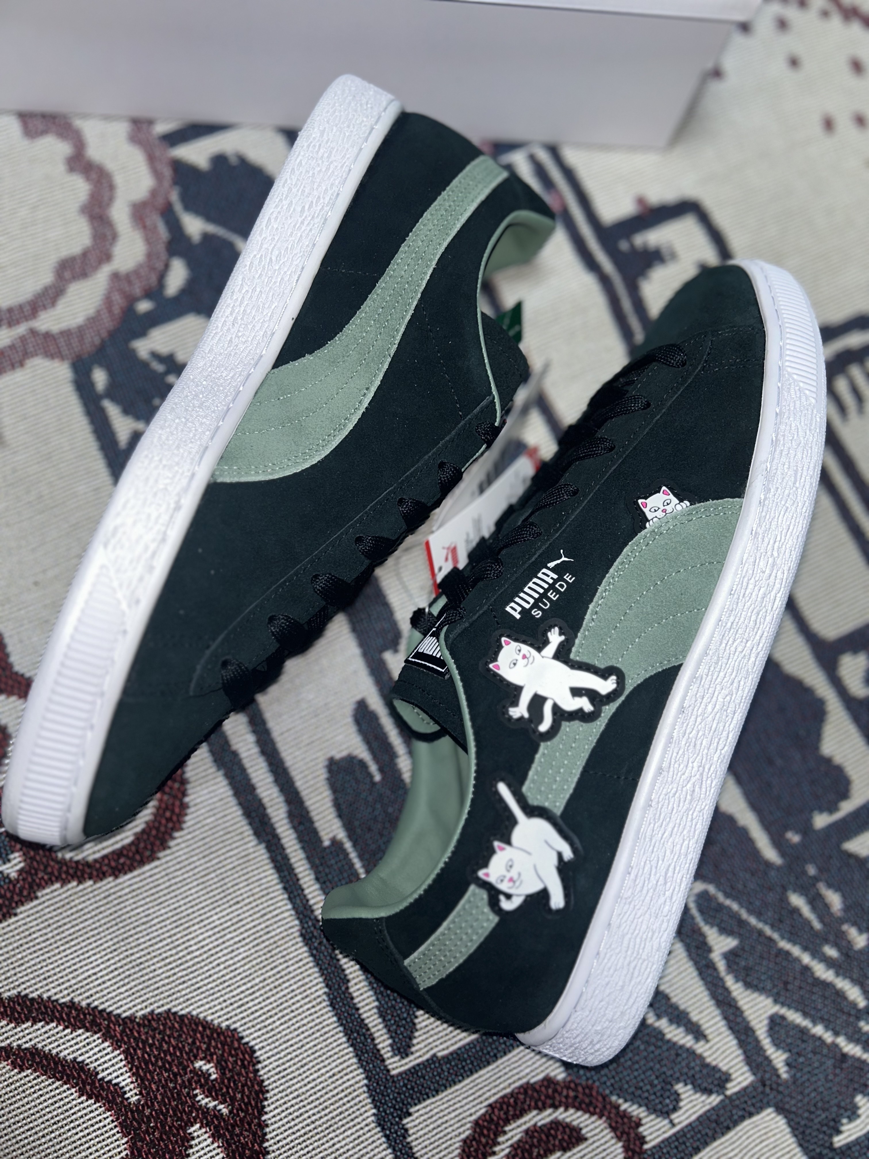 Puma x RIPNDIP Suede Black Eucalyptus 착용 스타일 - 6