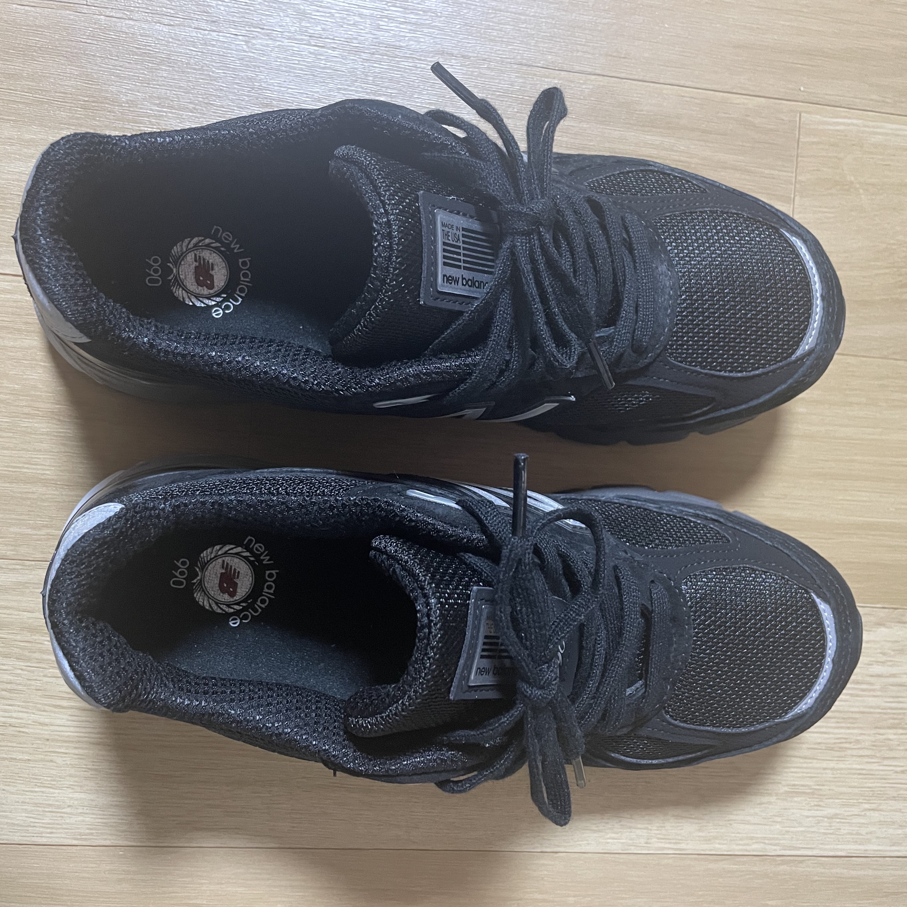 New Balance 990v4 Made in USA Black Silver 착용 스타일 - 2