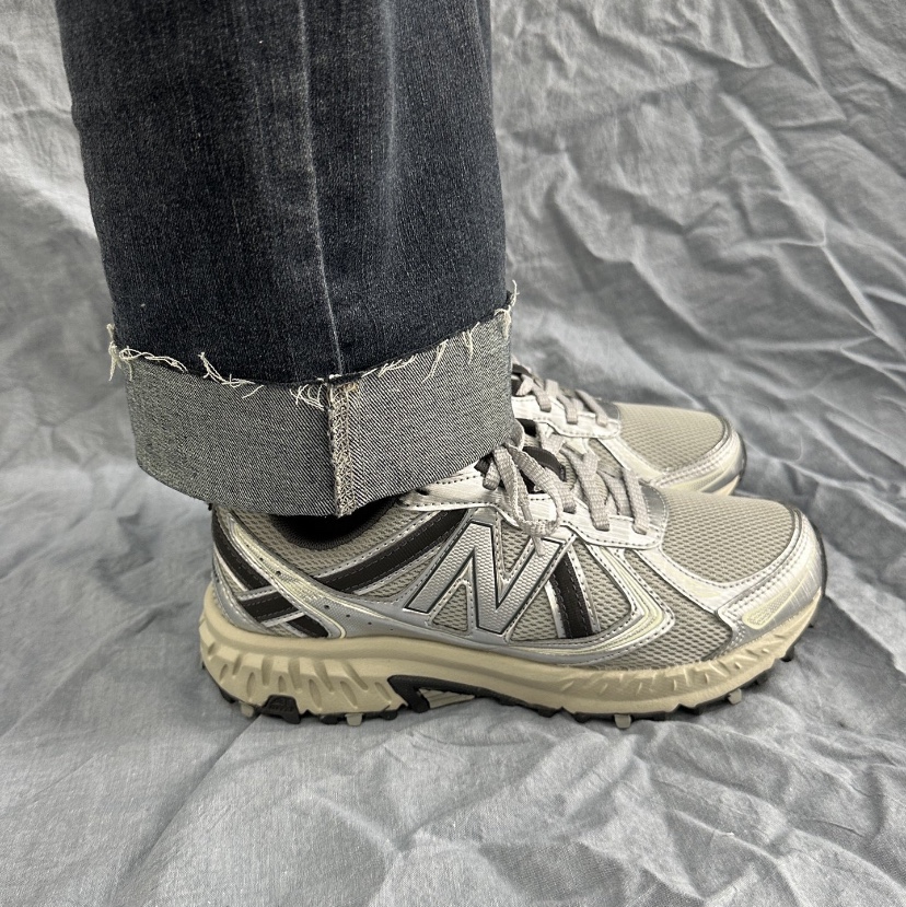 New Balance 410v5 Silver - 2E Wide 착용 스타일