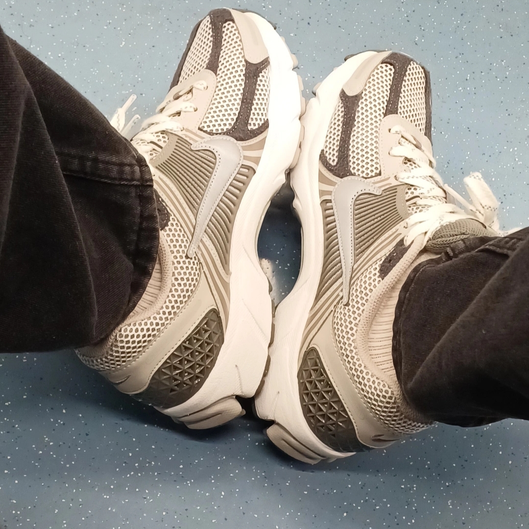 Nike Zoom Vomero 5 PRM Light Iron Ore and Flat Fewter 착용 스타일