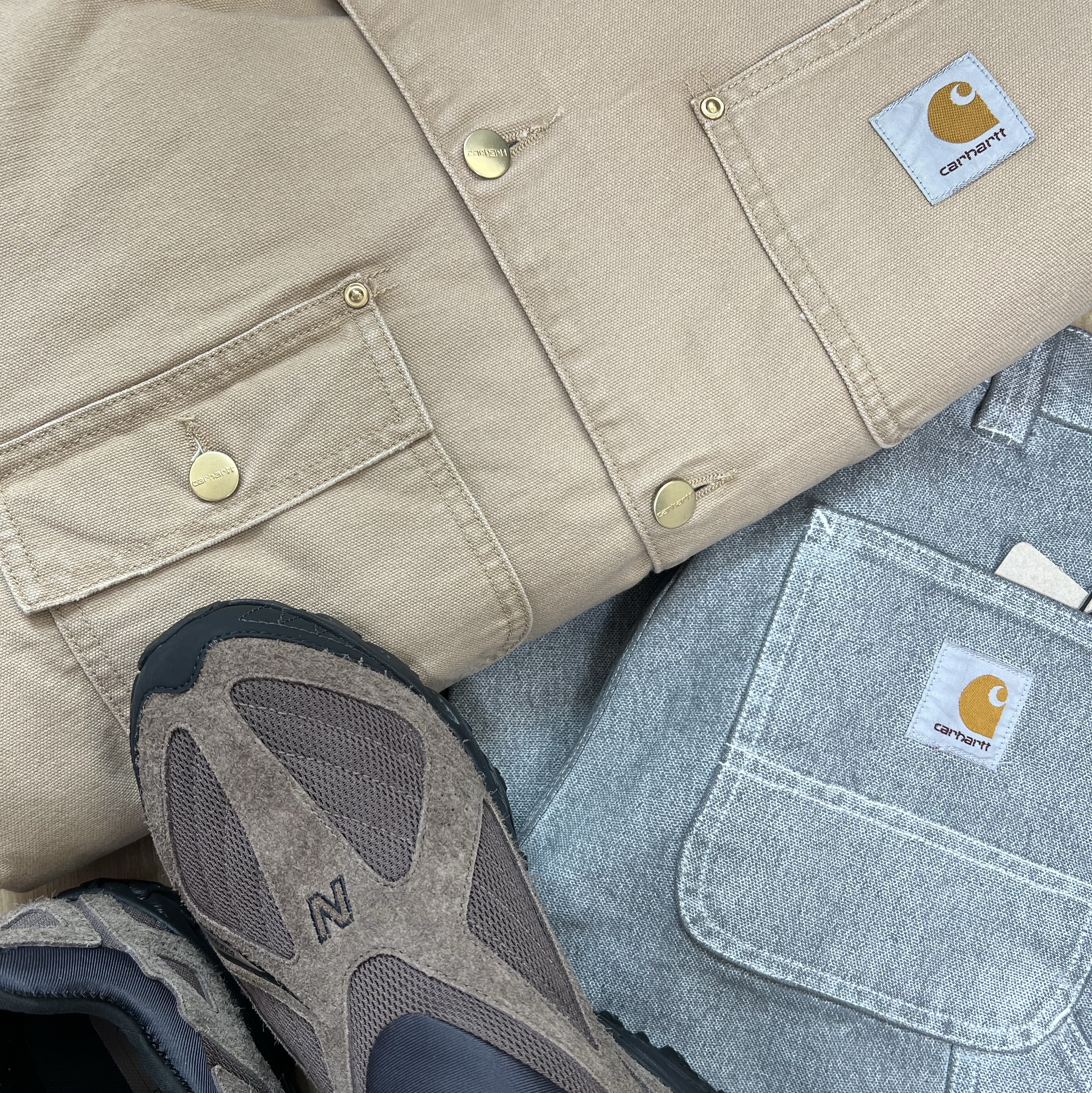 Carhartt WIP Walton Canvas OG Loose Fit Single Knee Pants Wax Blacksmith, Carhartt WIP OG Chore Coat Dusty Hamilton Brown Aged Canvas - Winter 착용 스타일