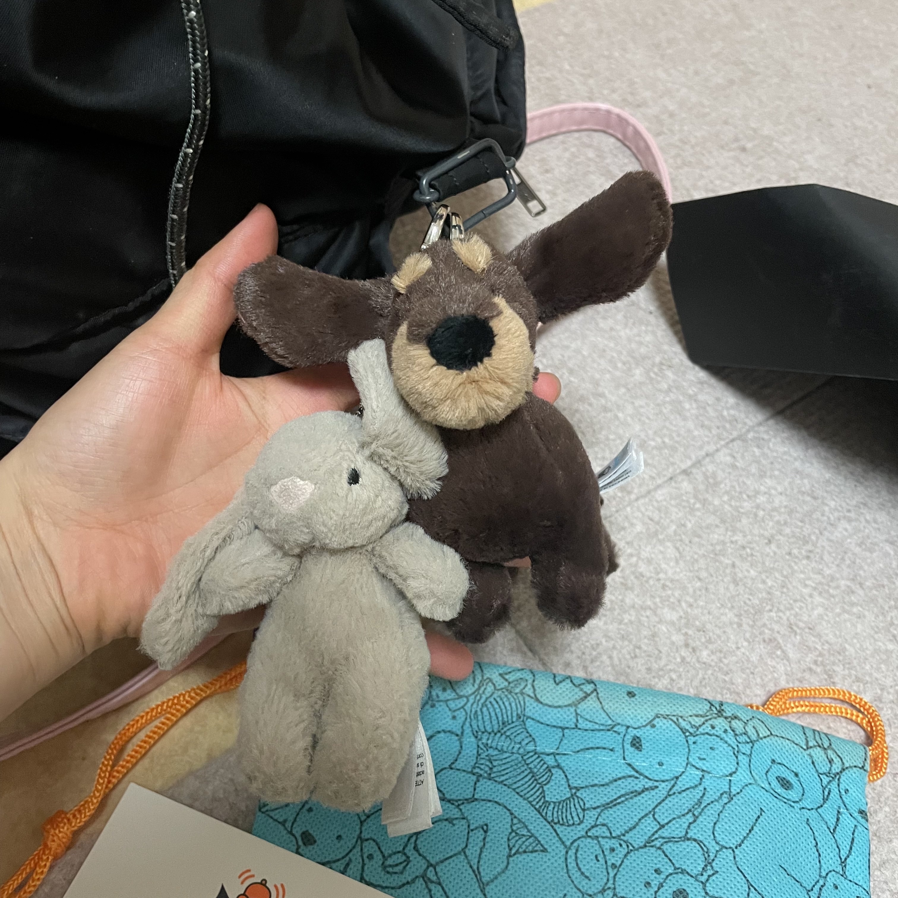 Porter Tanker Backpack Black, Jellycat Bashful Bunny Bag Charm Beige 착용 스타일 - 5