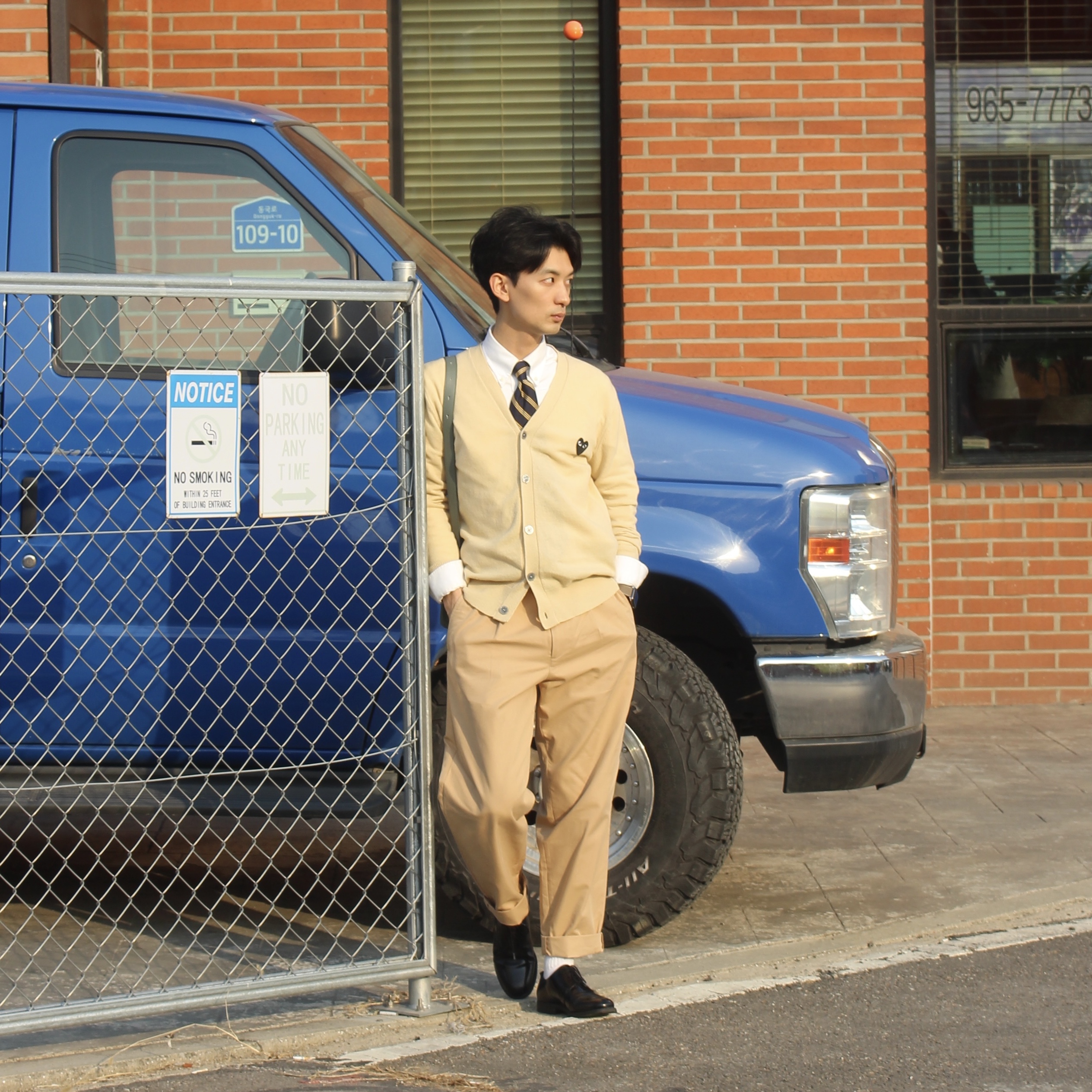 Play Comme des Garcons Black Heart Knit Cardigan Beige 착용 스타일