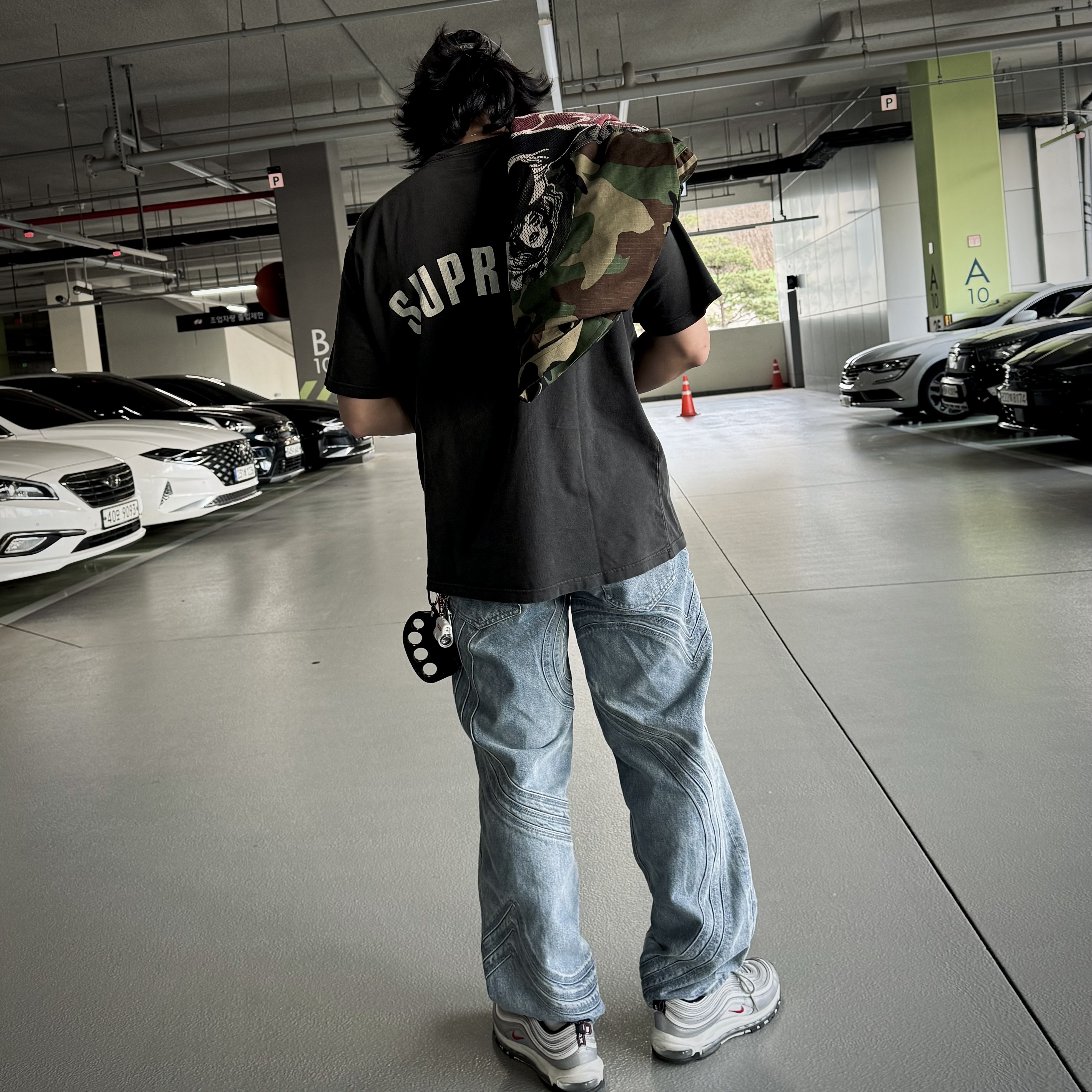 Supreme B.C. S/S T-Shirt Black - 22FW, Supreme Cracked Arc S/S Top Black - 24SS 착용 스타일 - 4