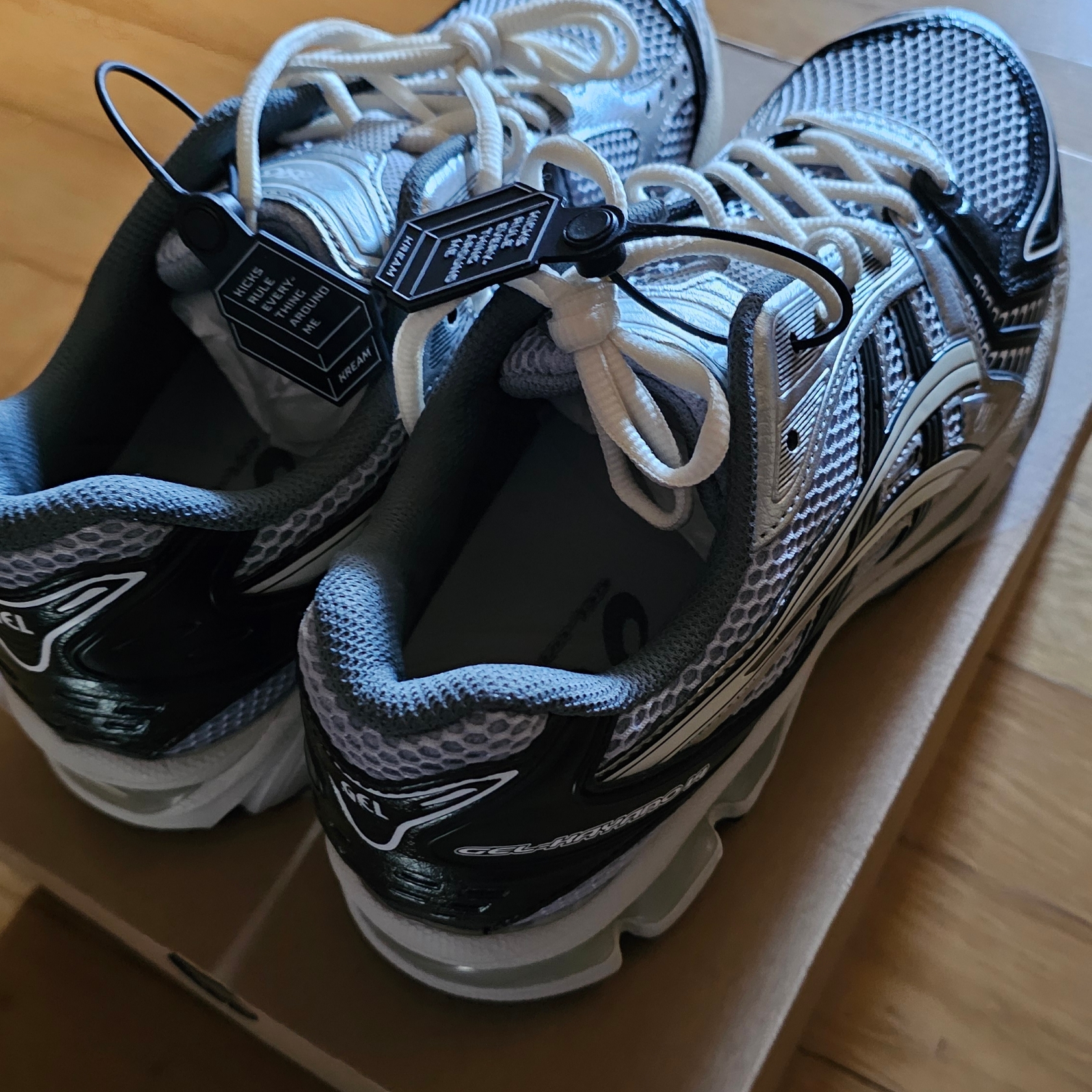 Asics Gel-Kayano 14 Black Glacier Grey 착용 스타일