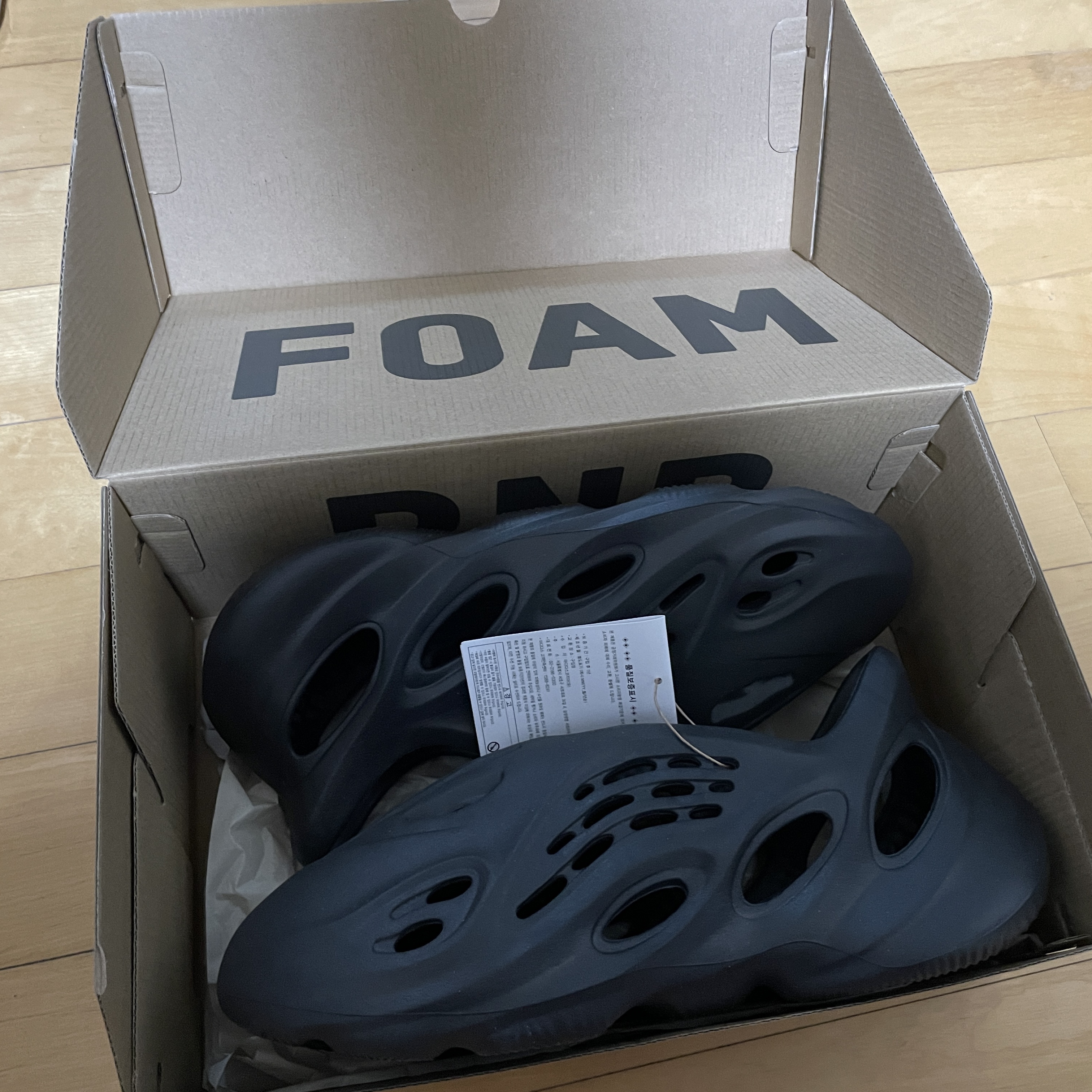 Adidas Yeezy Foam RNNR Onyx 착용 스타일