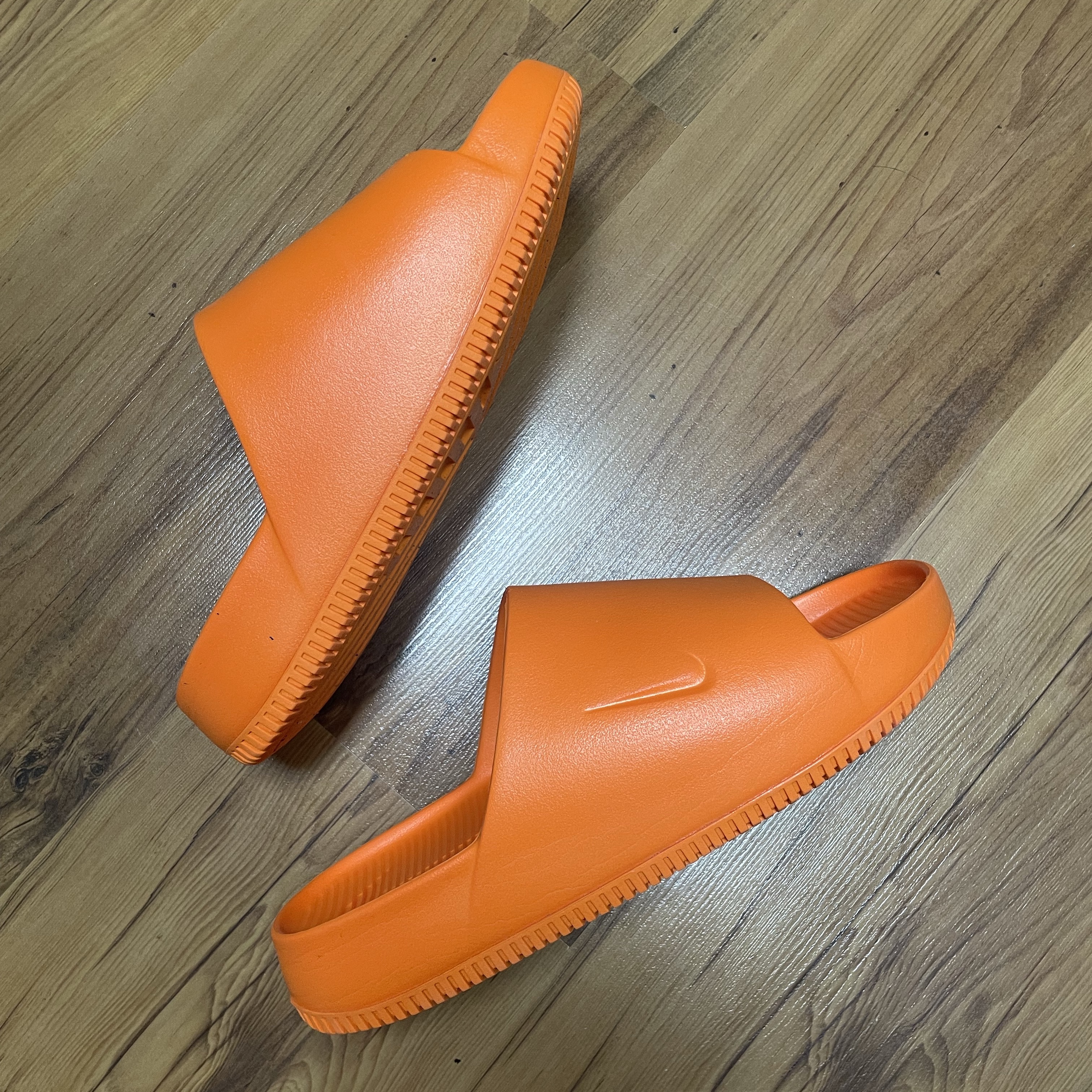 Nike Calm Slide Bright Mandarin 착용 스타일