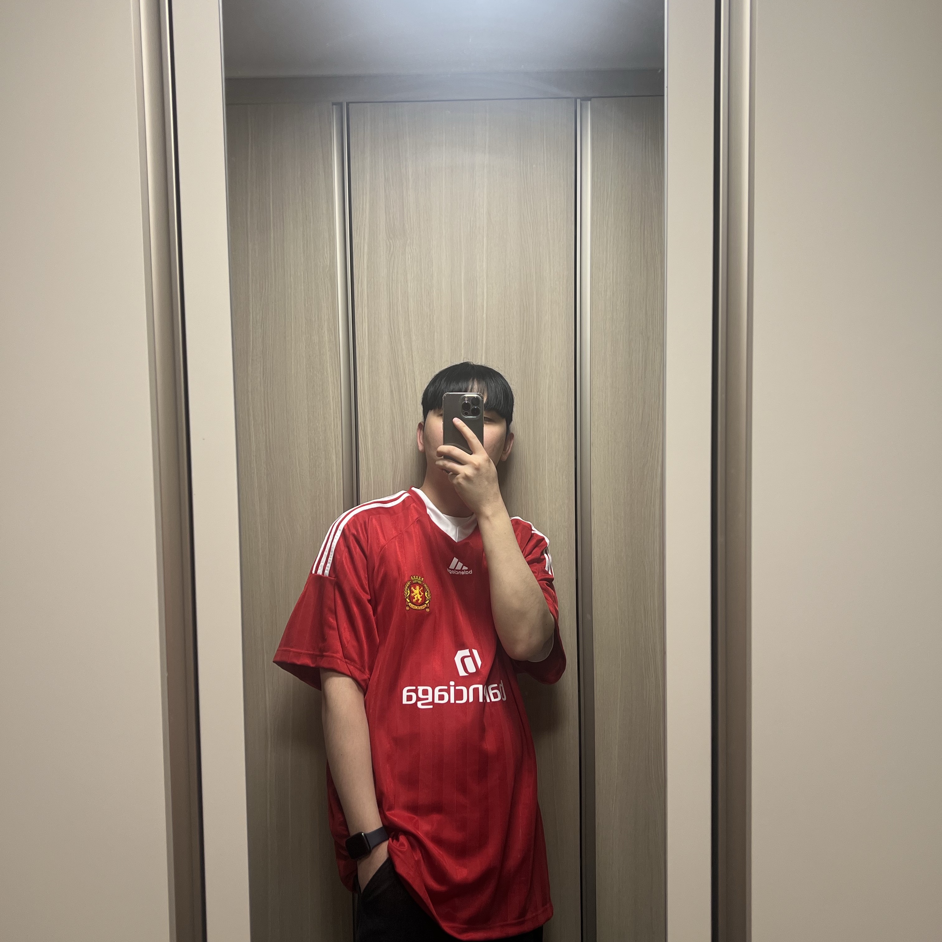 Balenciaga x Adidas Oversized Football T-Shirt Red 착용 스타일