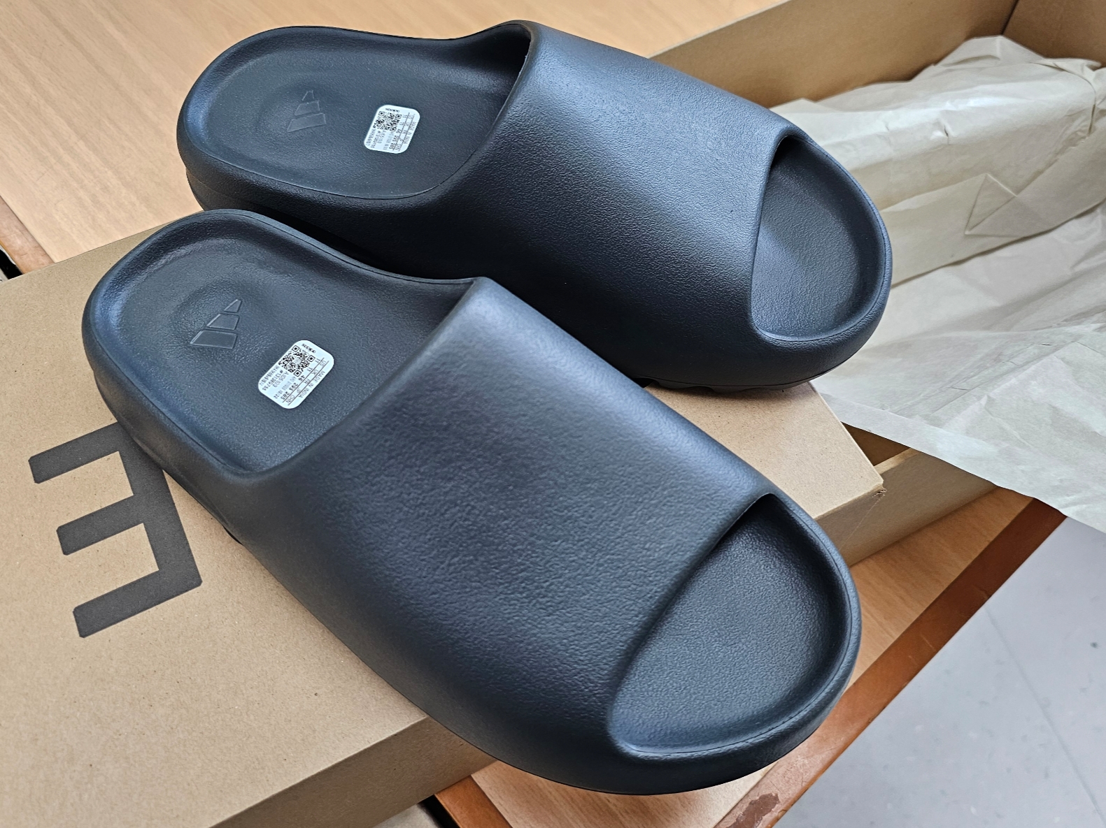 Adidas Yeezy Slide Dark Onyx 2024 착용 스타일 - 1