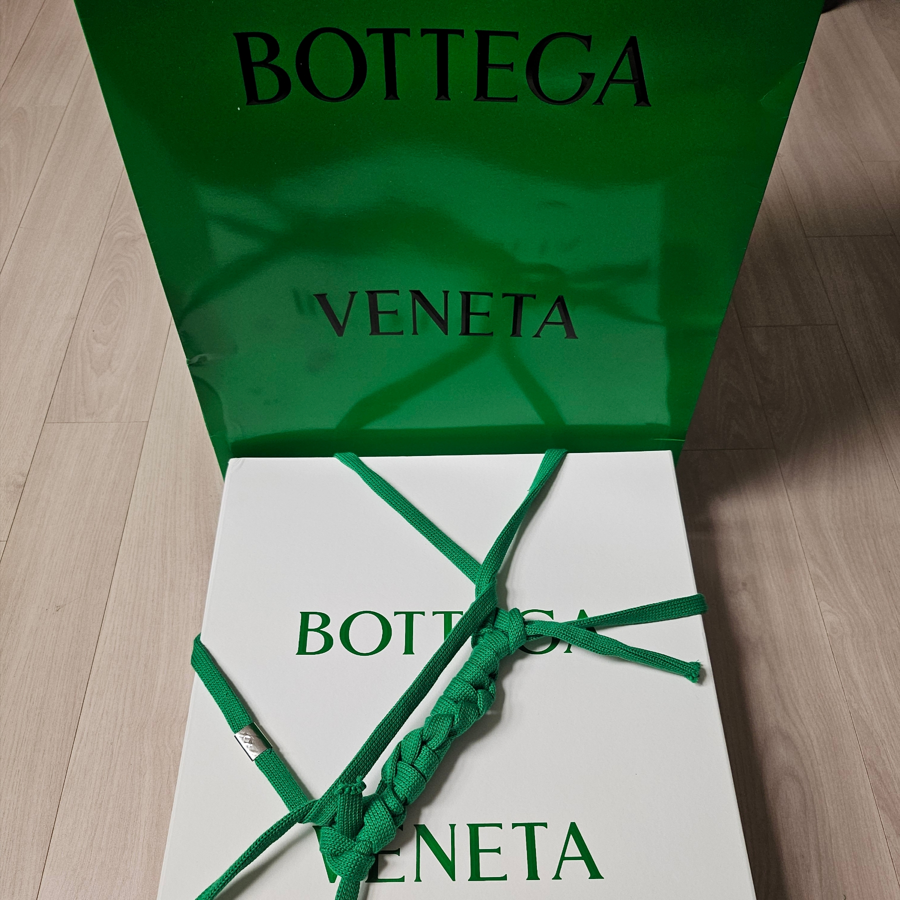 Bottega Veneta Small Padded Tech Cassette Black 착용 스타일