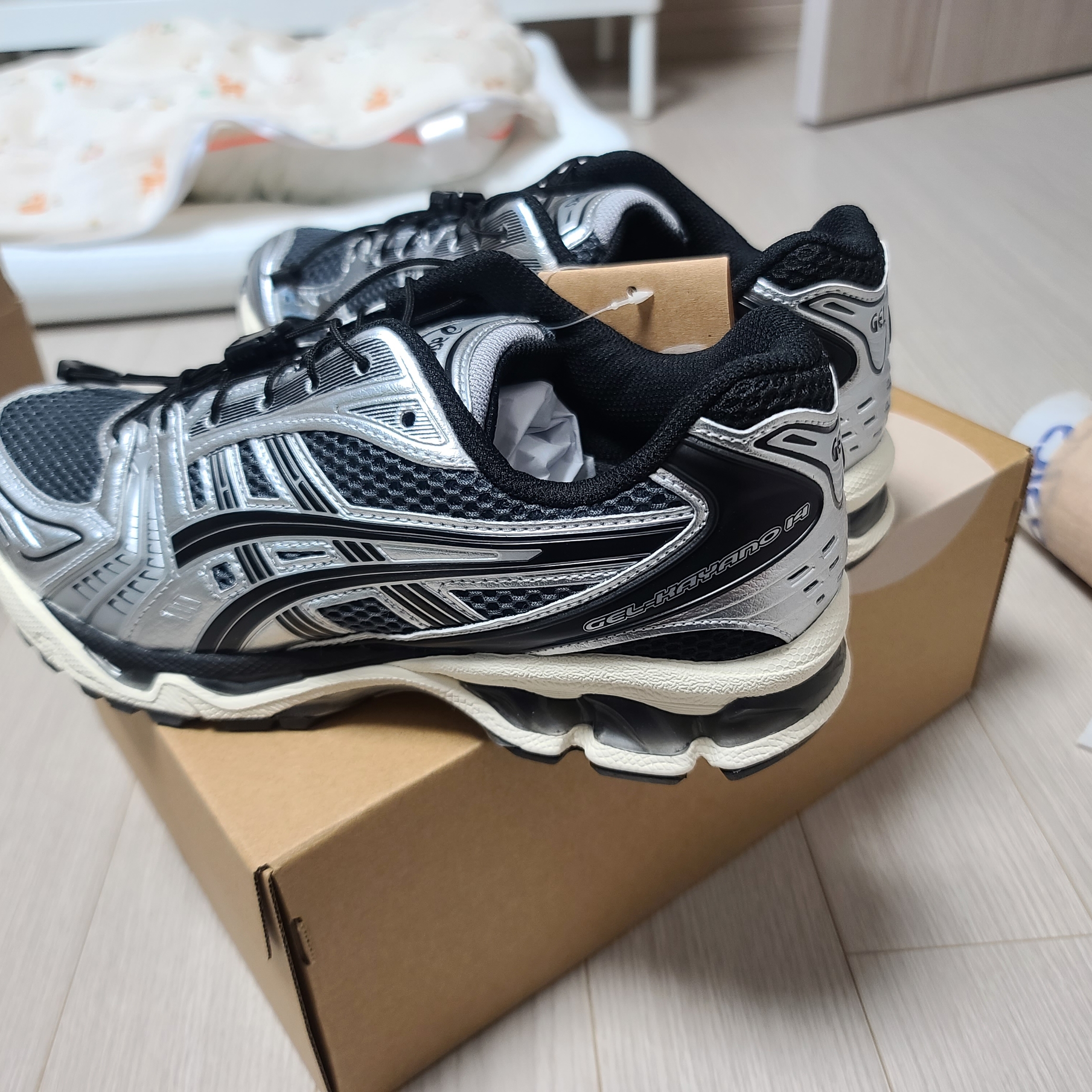 Asics Unlimited Gel-Kayano 14 Carrier Grey Black 착용 스타일 - 1