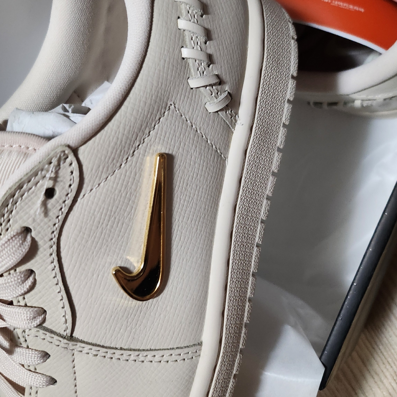 (W) Jordan 1 Low Method of Make Legend Light Brown Metallic Gold 착용 스타일 - 2